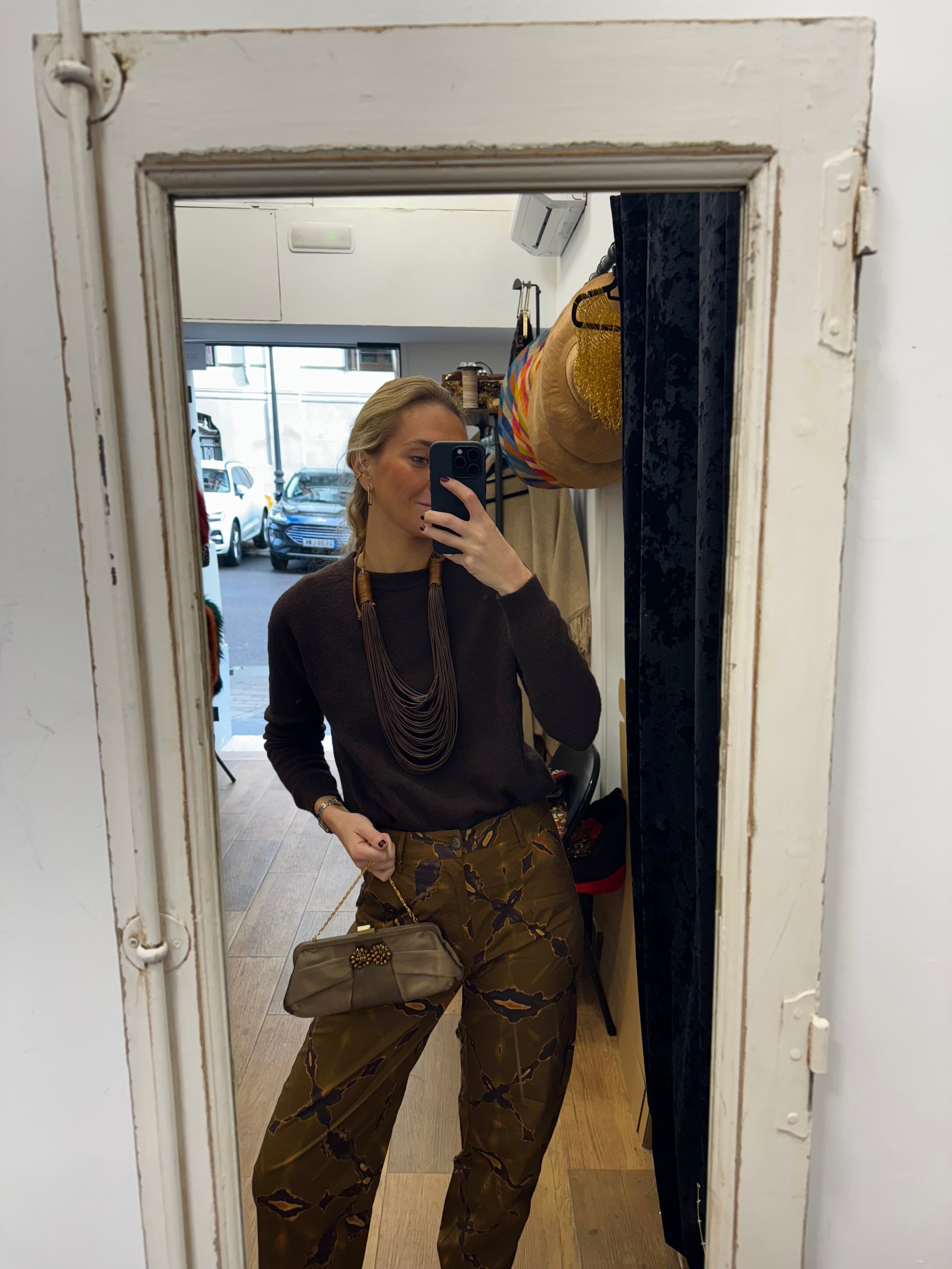 Bolso vintage marrón tipo clutch con detalle de cuentas bronce