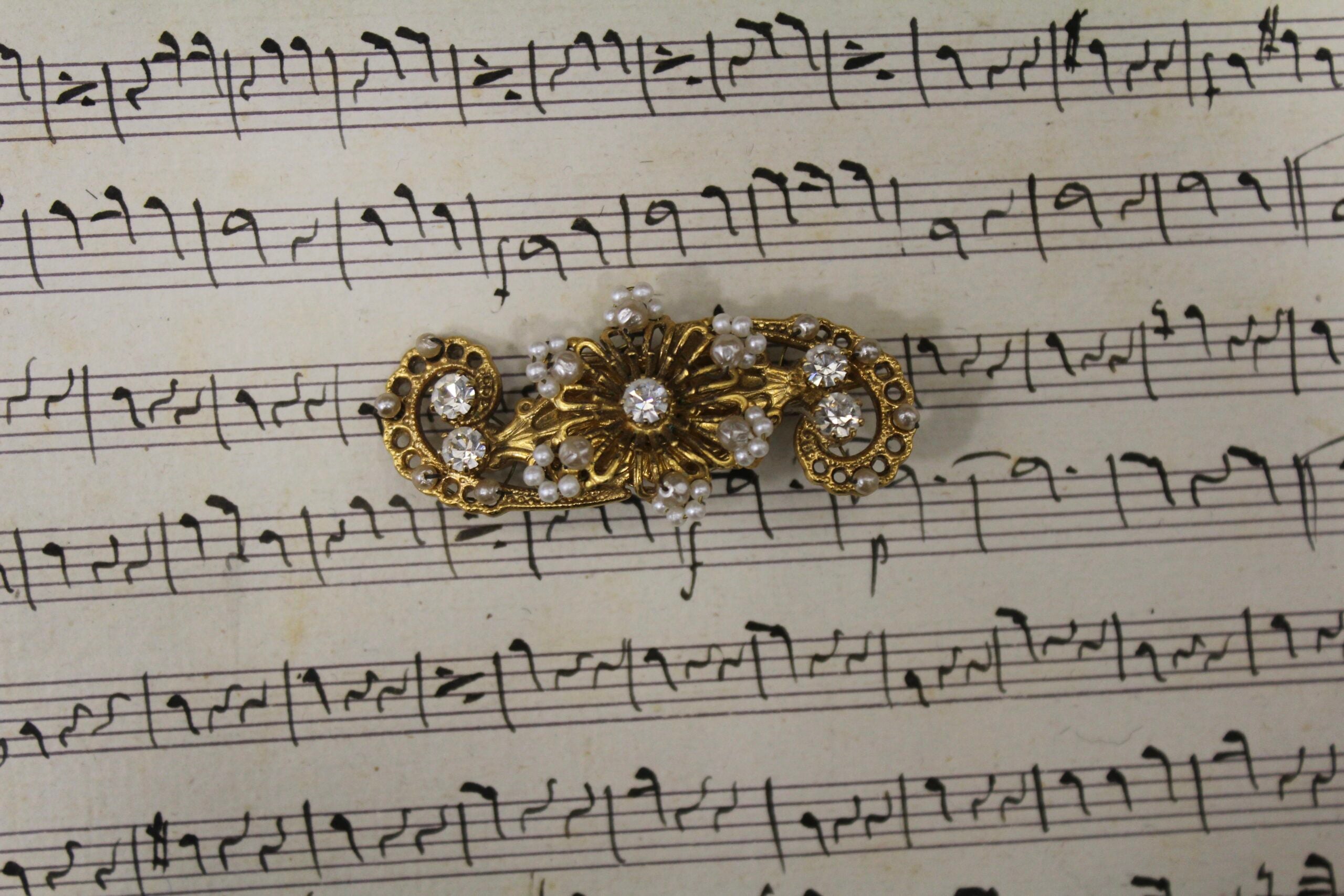 Broche vintage dorado con perlas