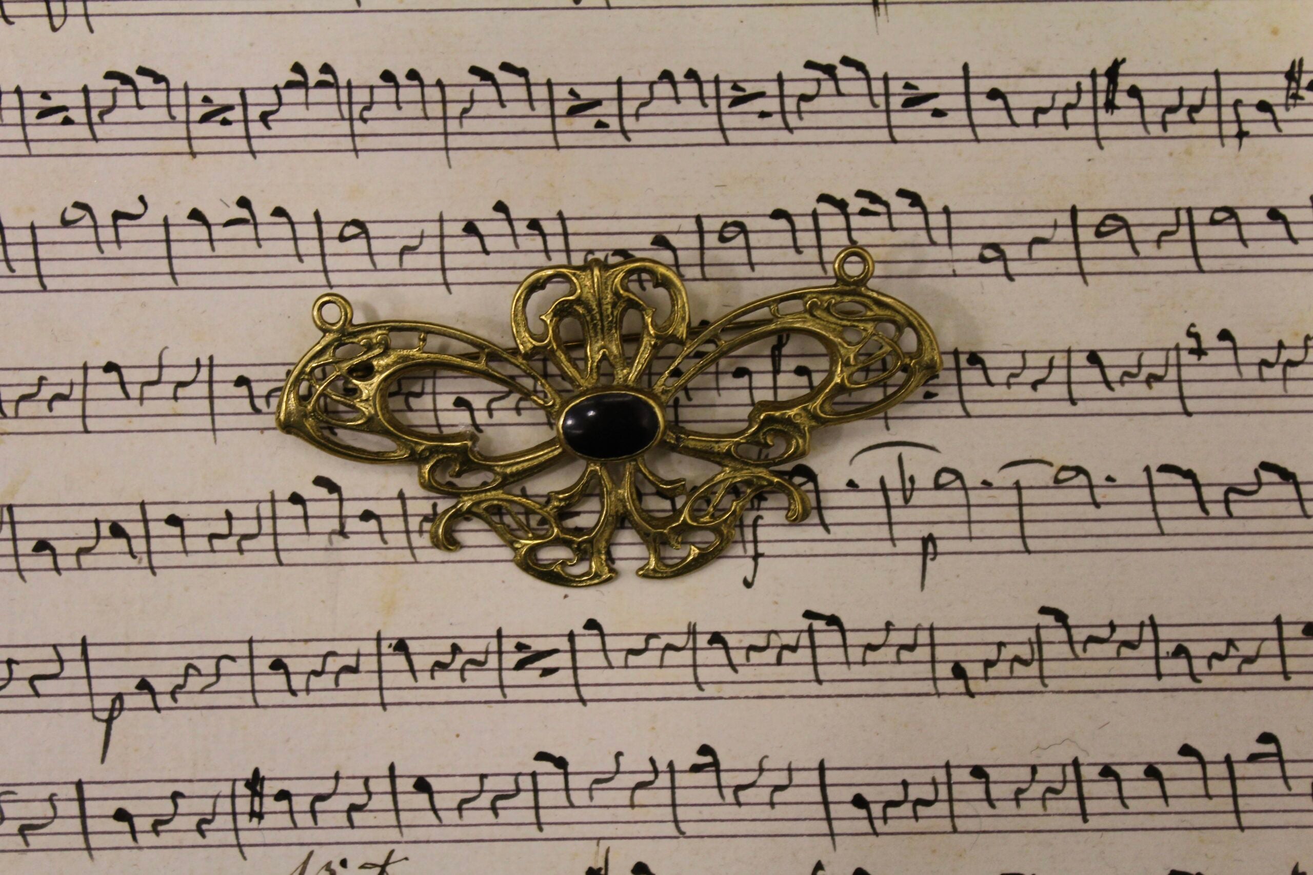 Broche vintage con centro de esmalte negro
