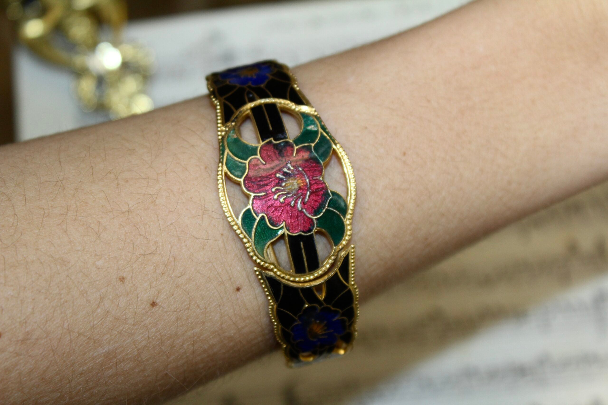 Pulsera vintage esmaltada de flores