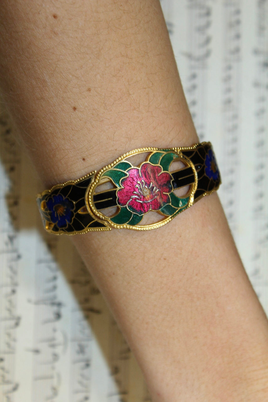 Pulseira vintage de flores esmaltadas
