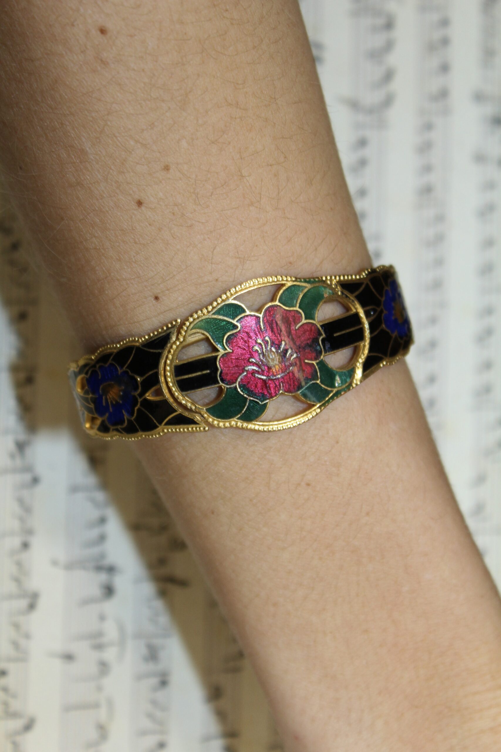 Pulsera vintage esmaltada de flores