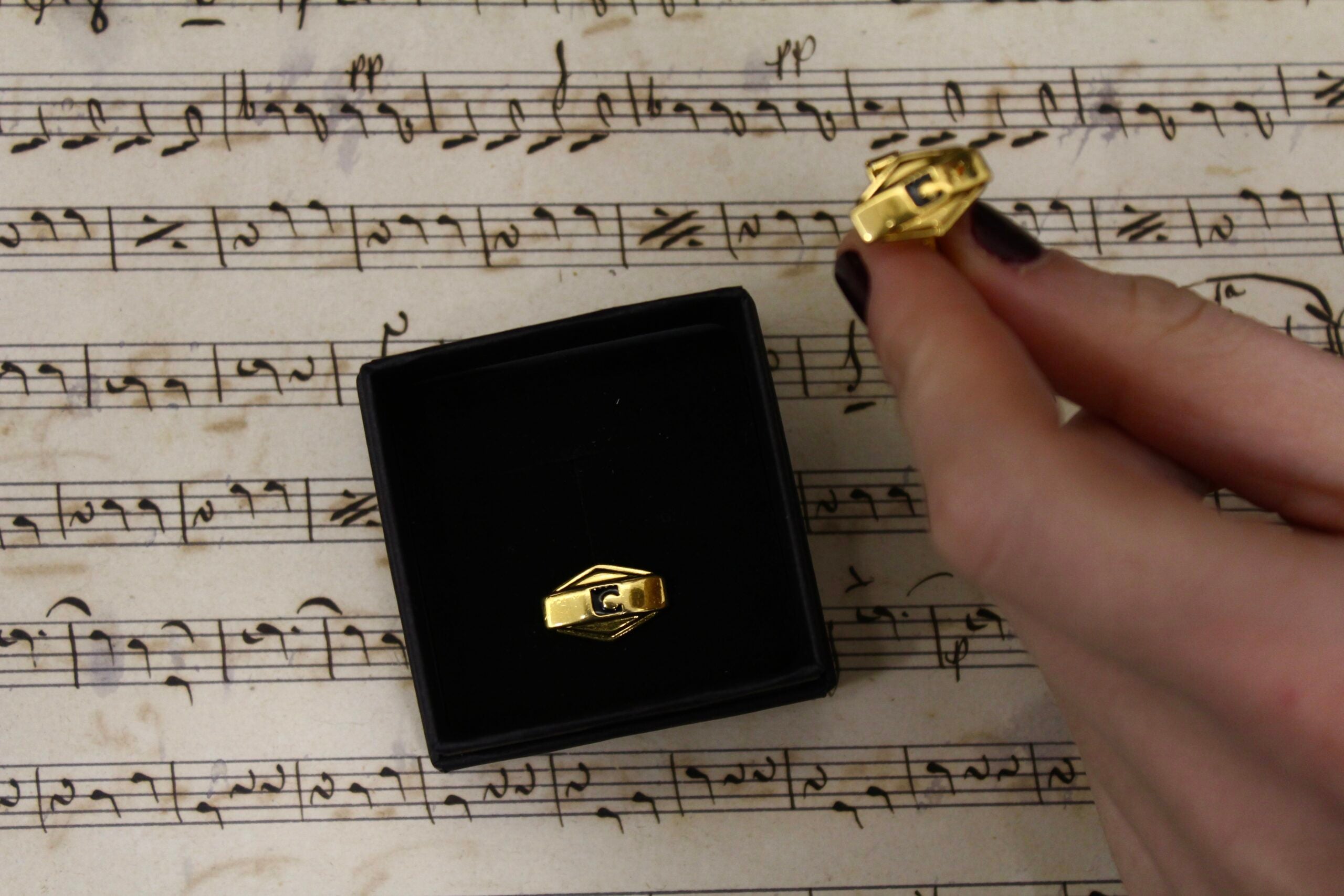 Gemelos vintage con la letra C