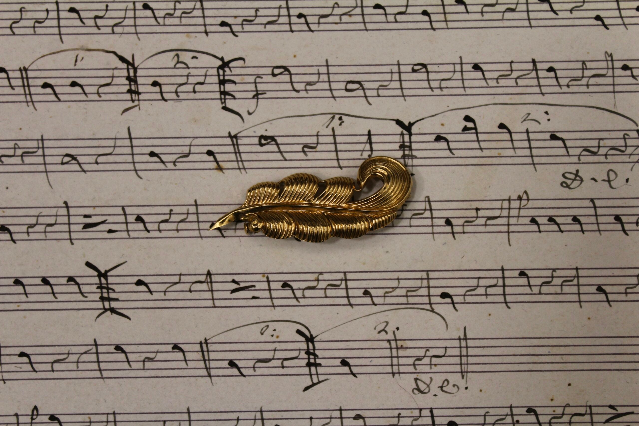 Broche vintage francés hoja curva dorada