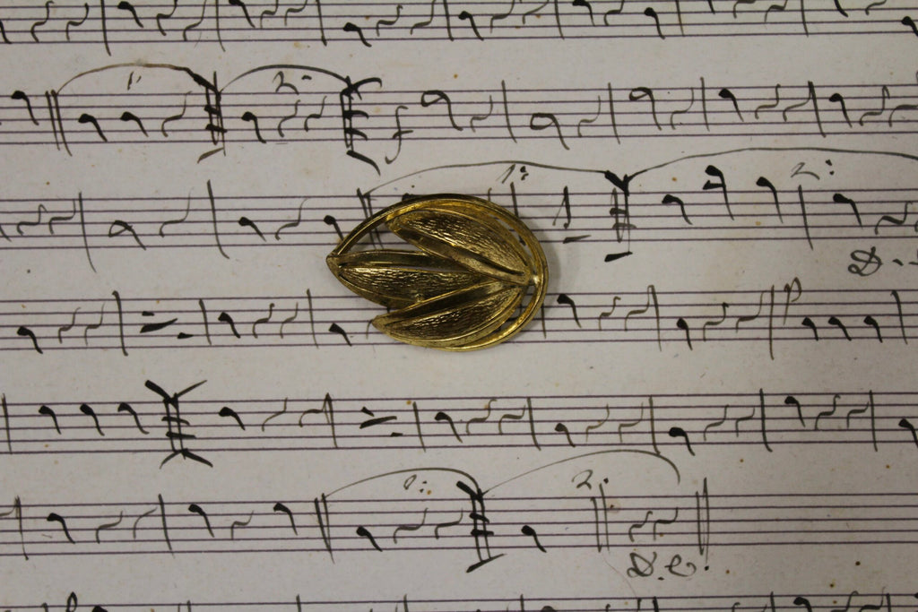 Broche vintage francés de tres hojas sobre lágrima