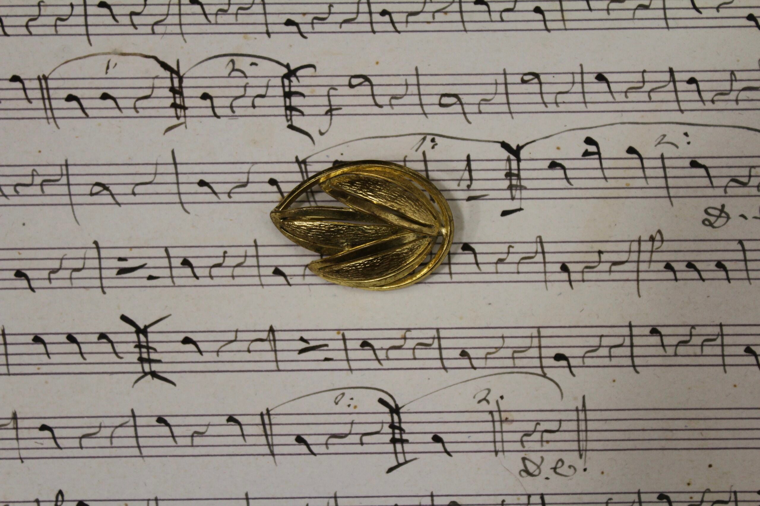 Broche vintage francés de tres hojas sobre lágrima