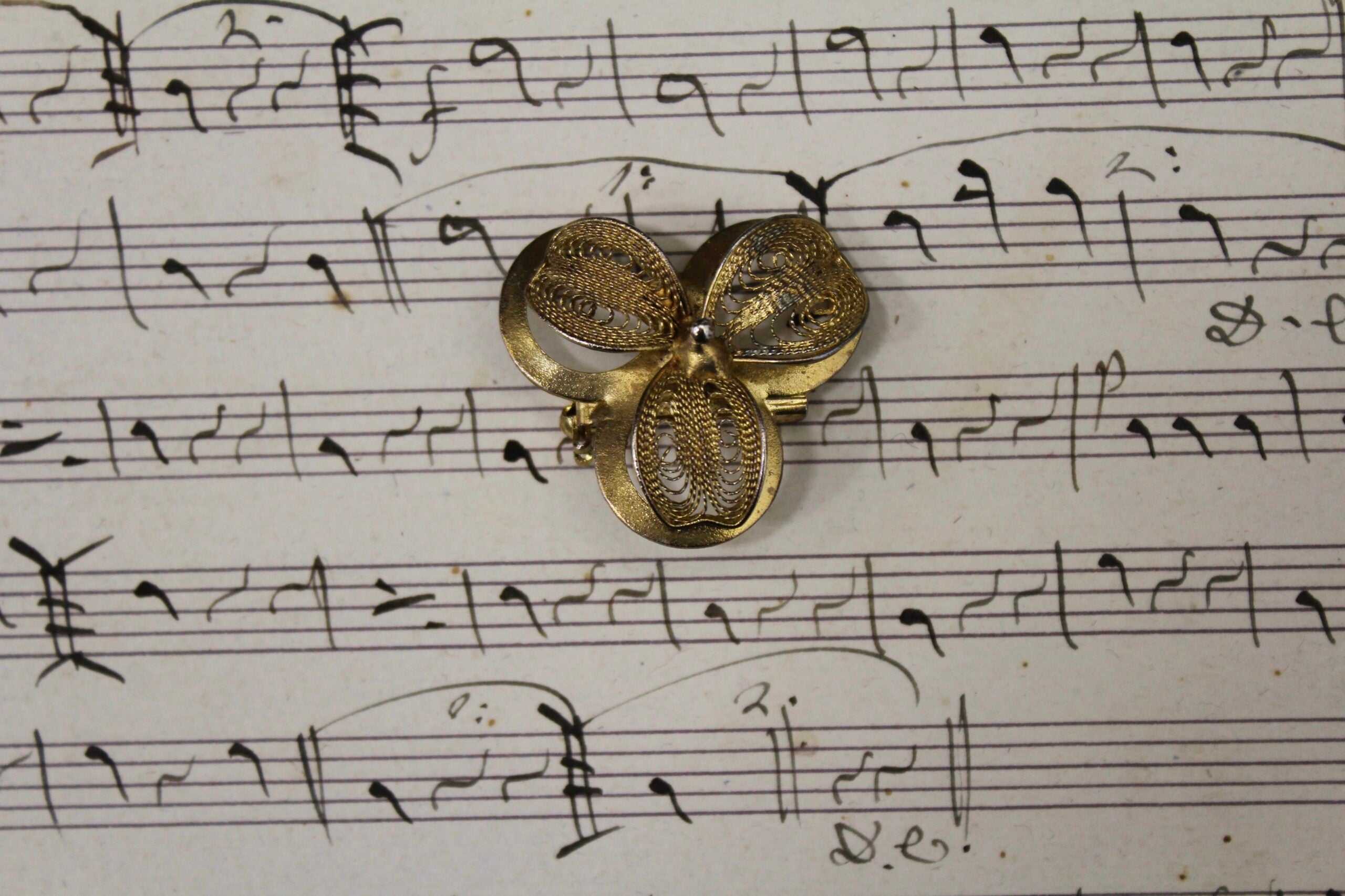 Broche vintage francés flor de tres hojas