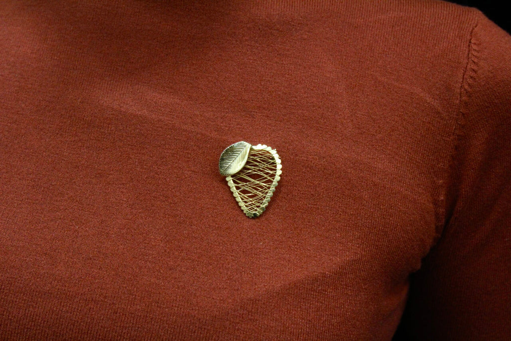 Broche vintage francés fruta y hoja alambrada