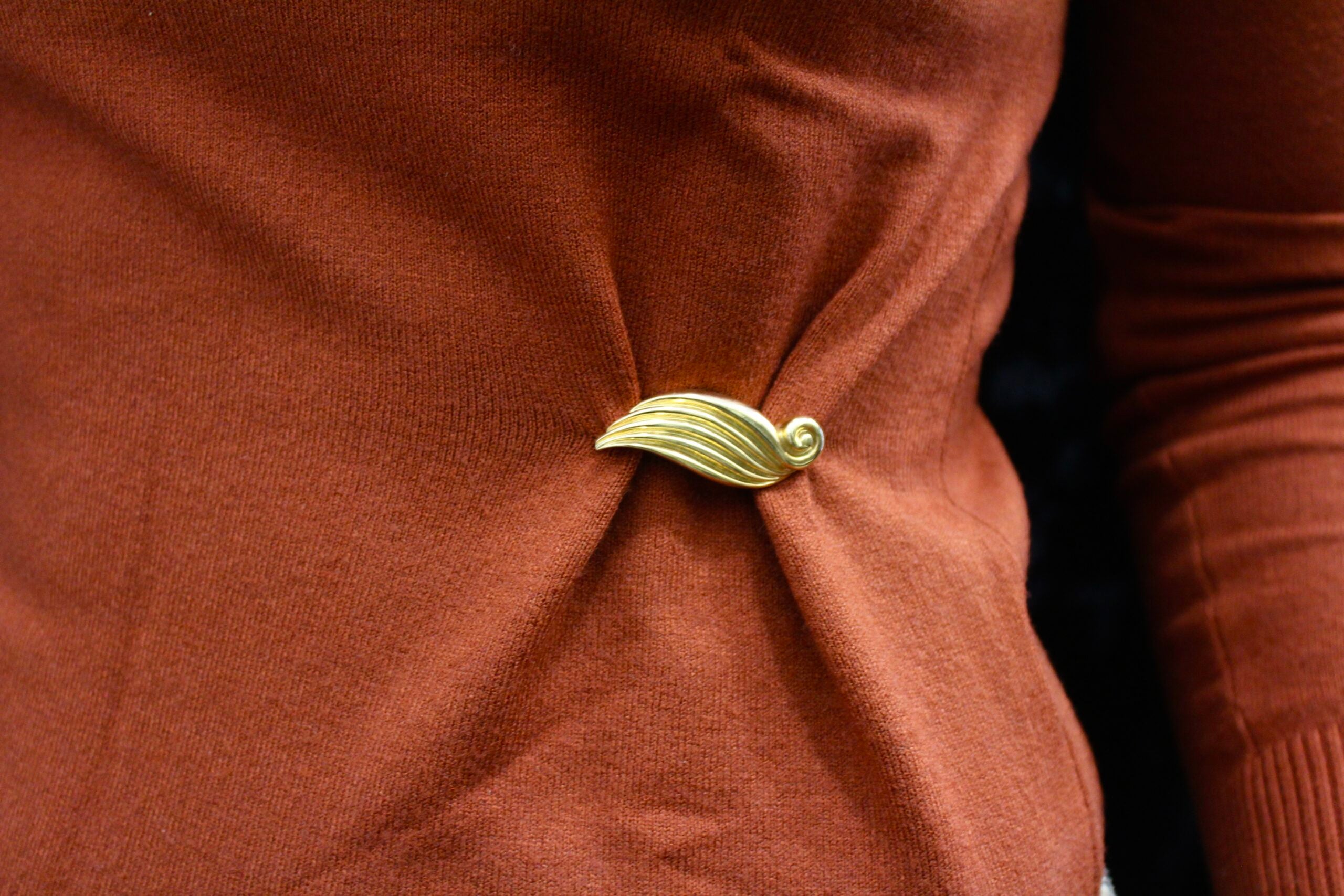 Broche vintage francés hoja curva 02 dorada