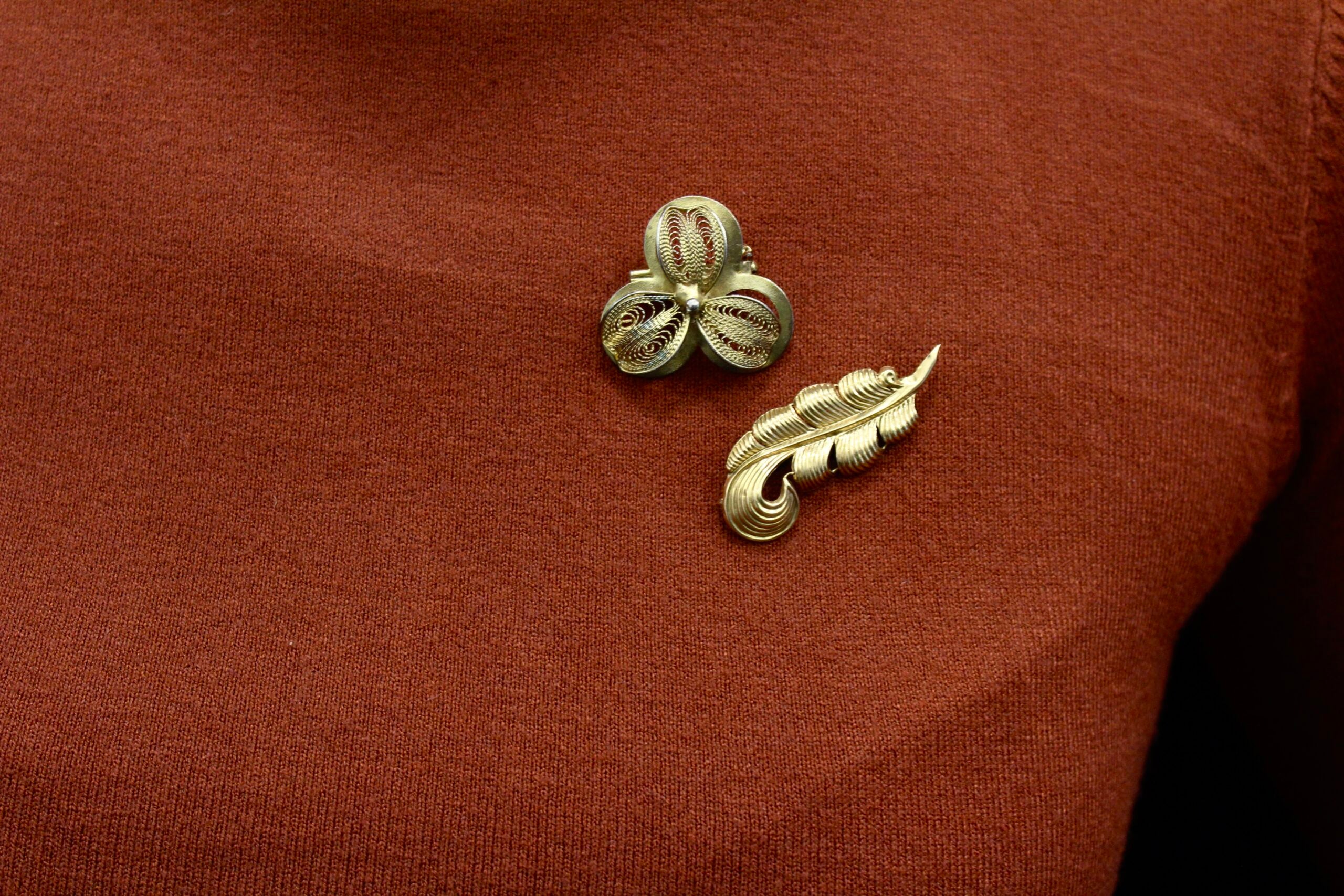 Broche vintage francés flor de tres hojas