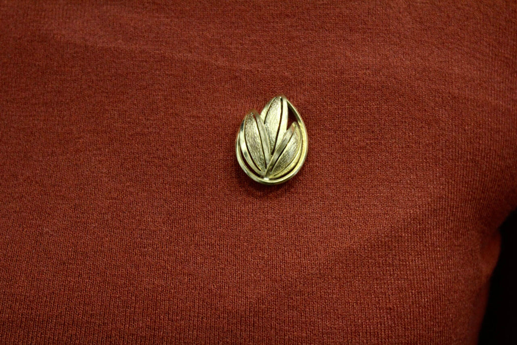 Broche vintage francés de tres hojas sobre lágrima