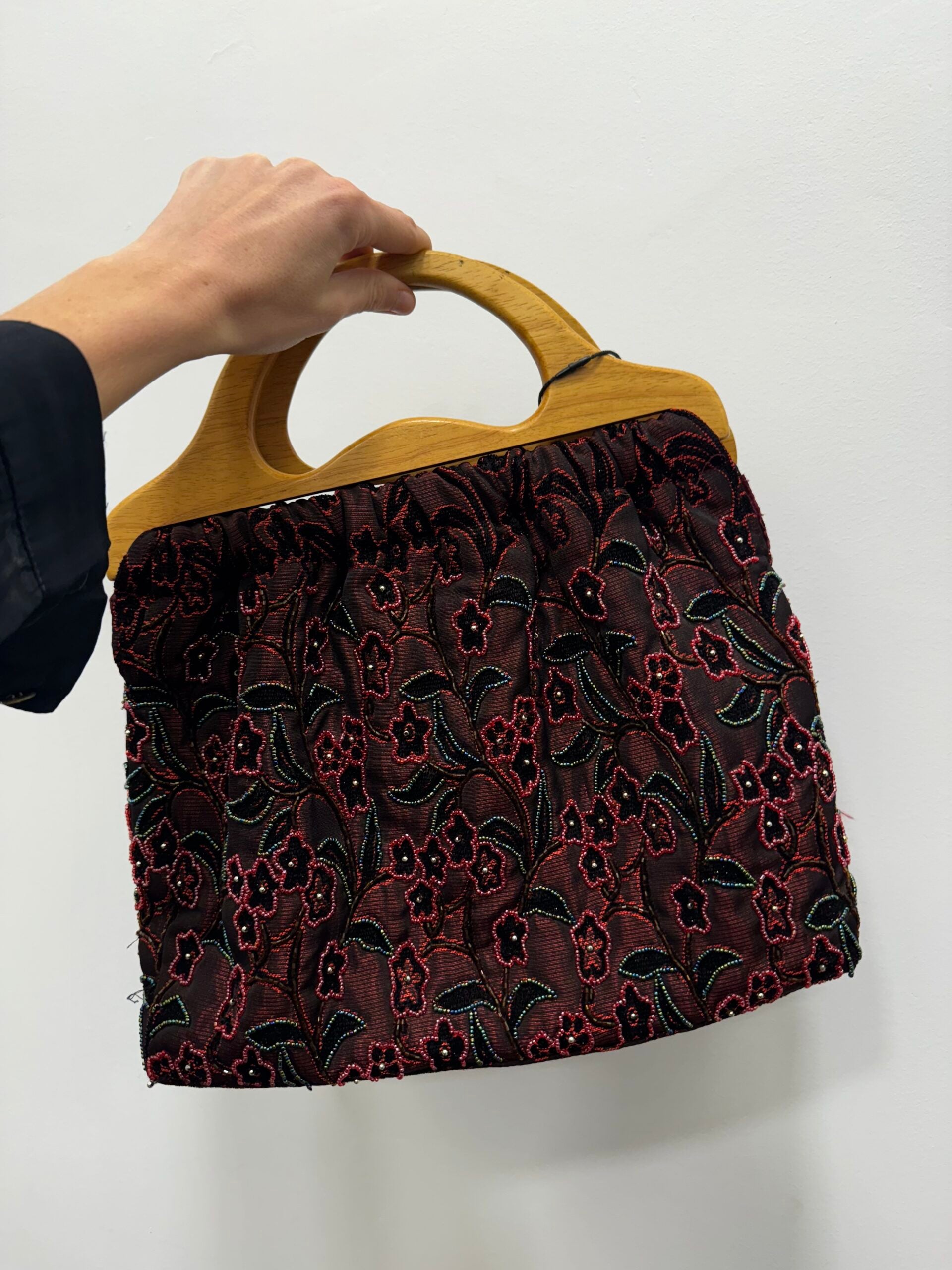 Bolso vintage rojo con flores bordadas con cuentas y asa de madera