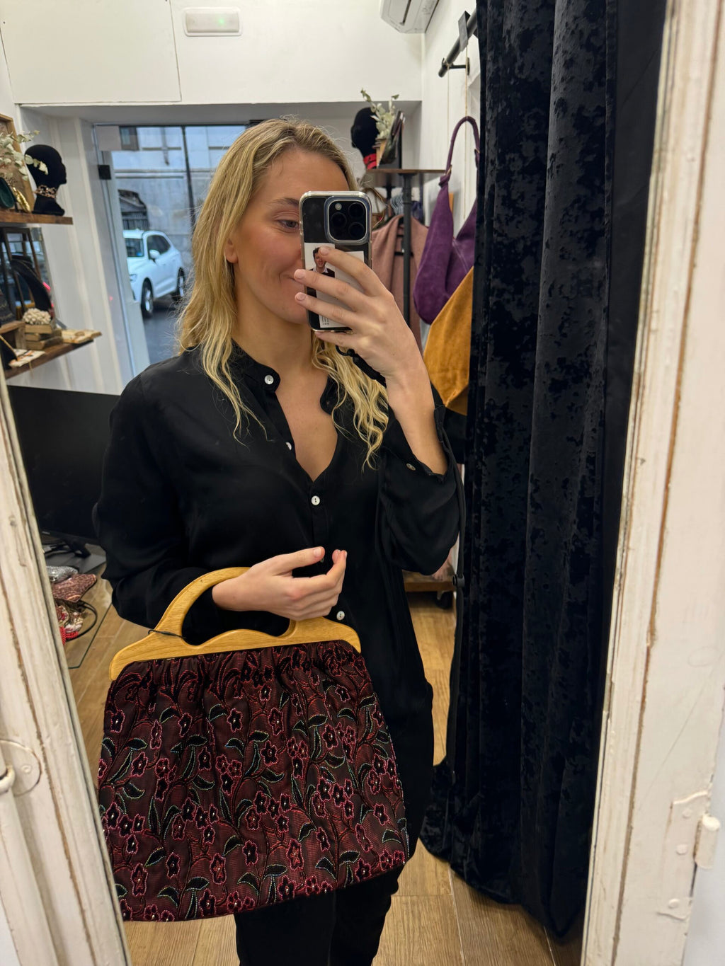 Bolso vintage rojo con flores bordadas con cuentas y asa de madera
