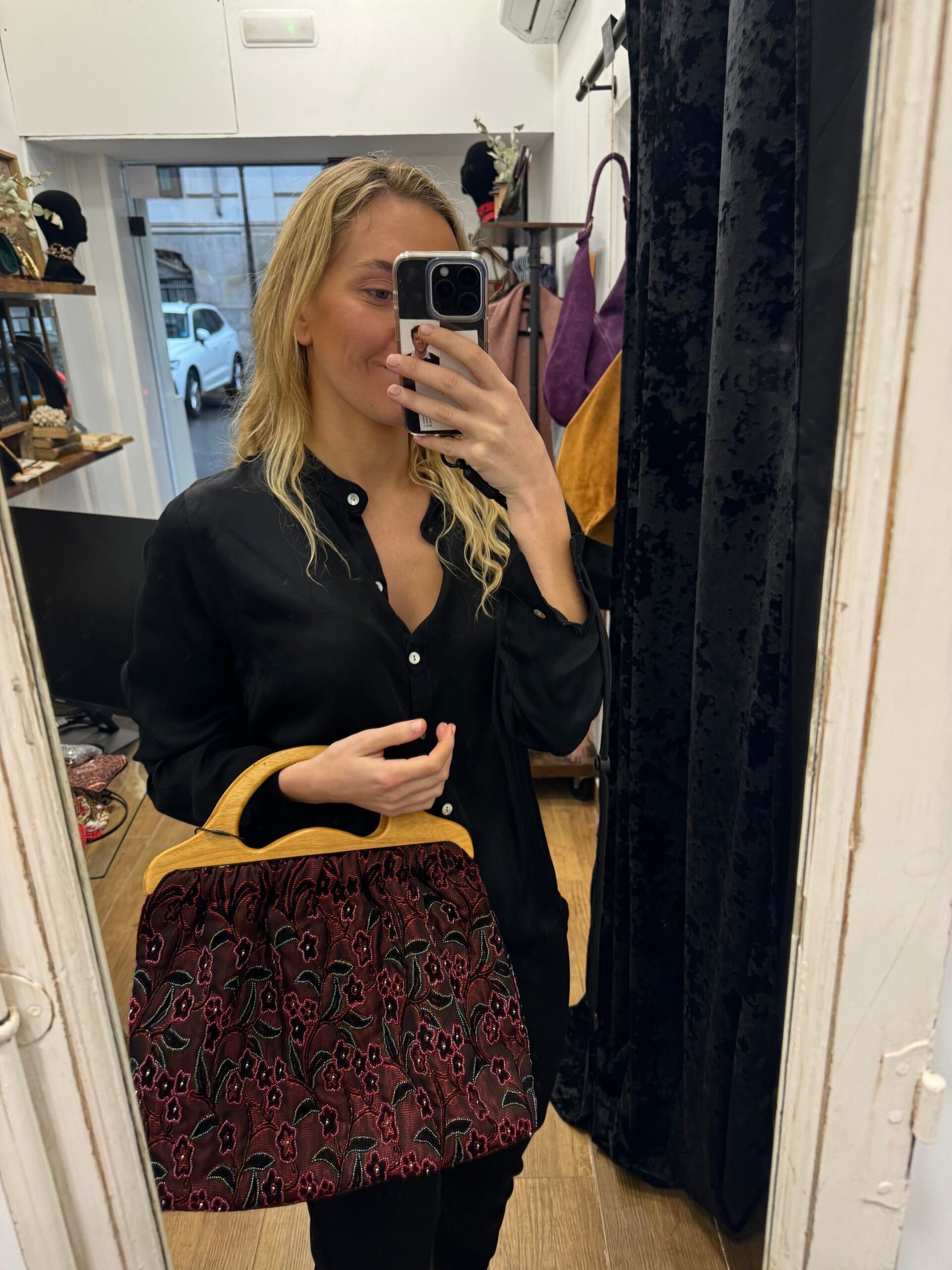 Bolso vintage rojo con flores bordadas con cuentas y asa de madera