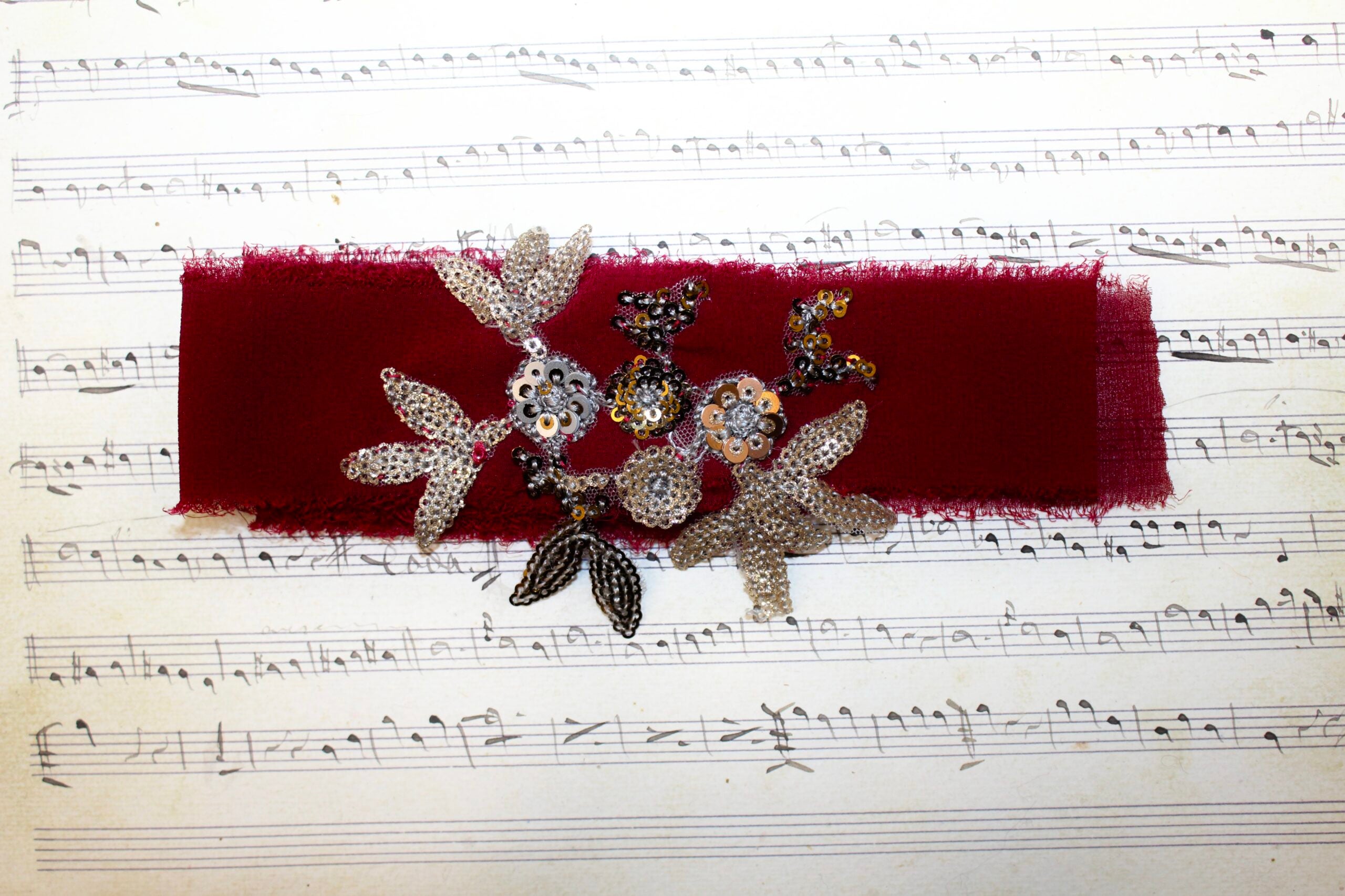 Gargantilla Chantilly granate