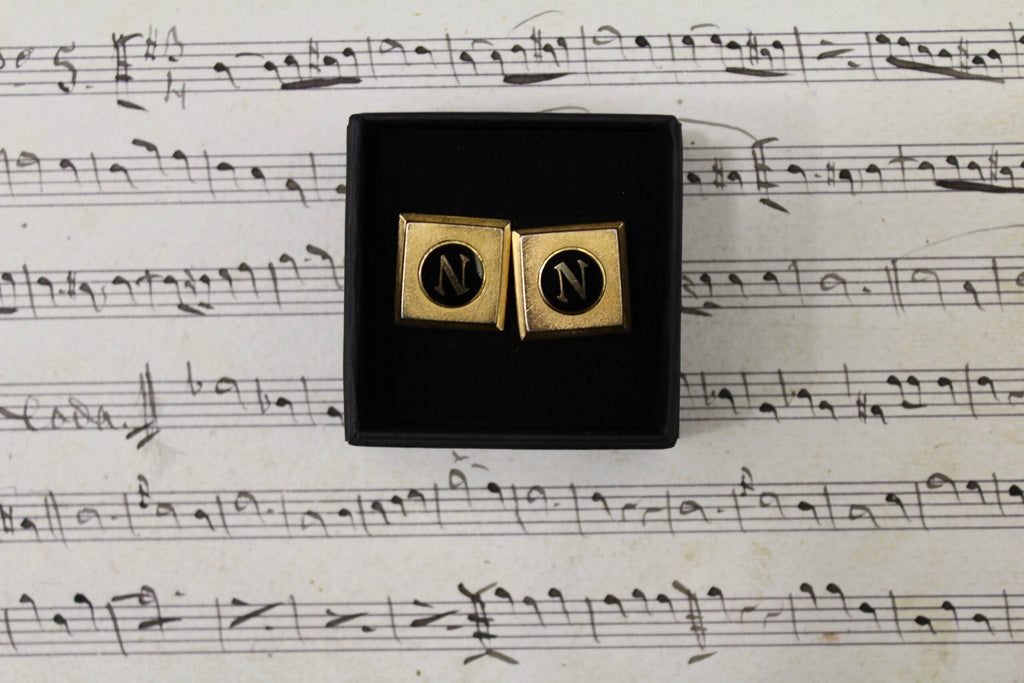 Gemelos vintage con la letra N