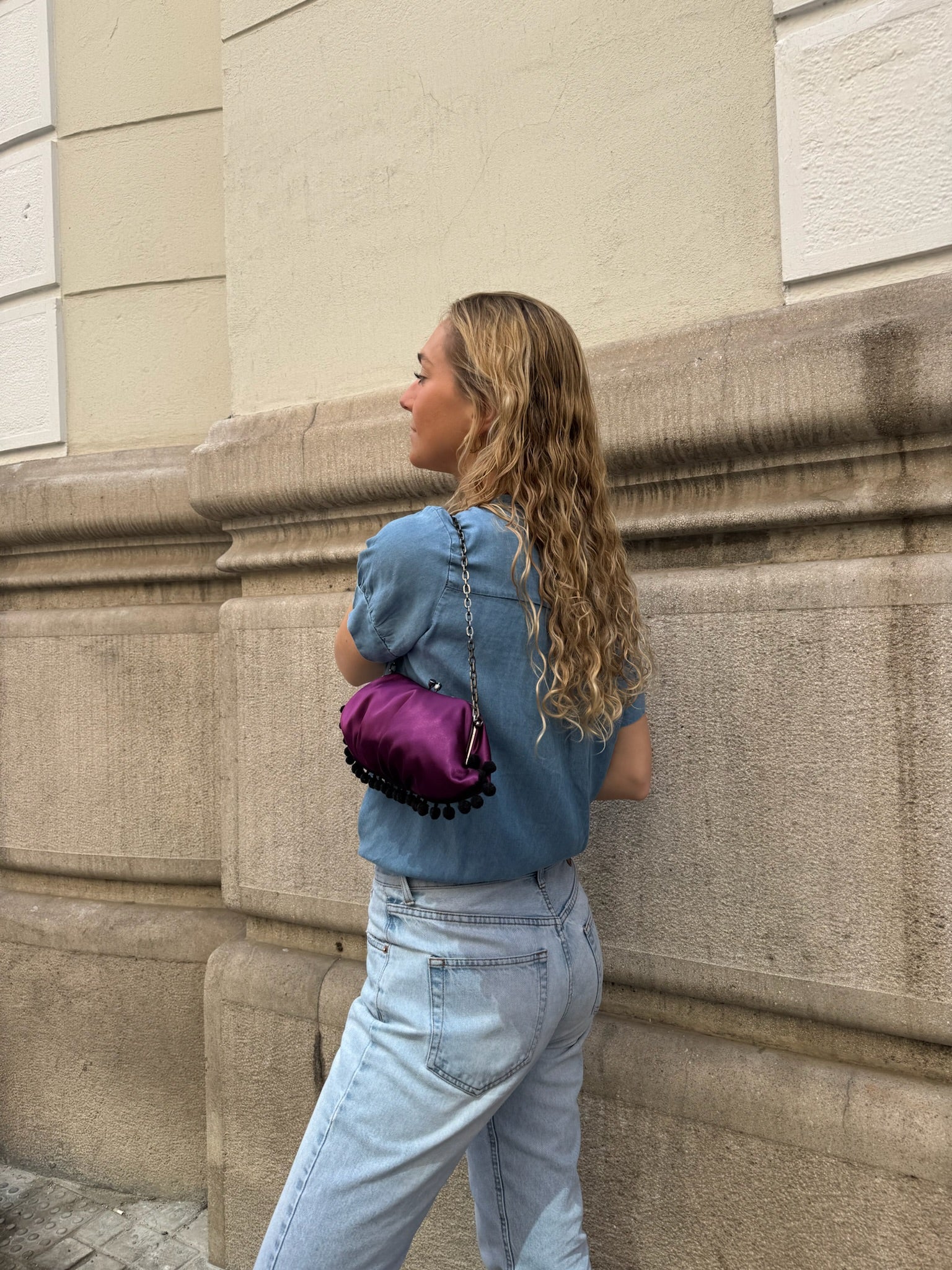 Bolsa vintage castanha estilo saco com flores vermelhas bordadas
