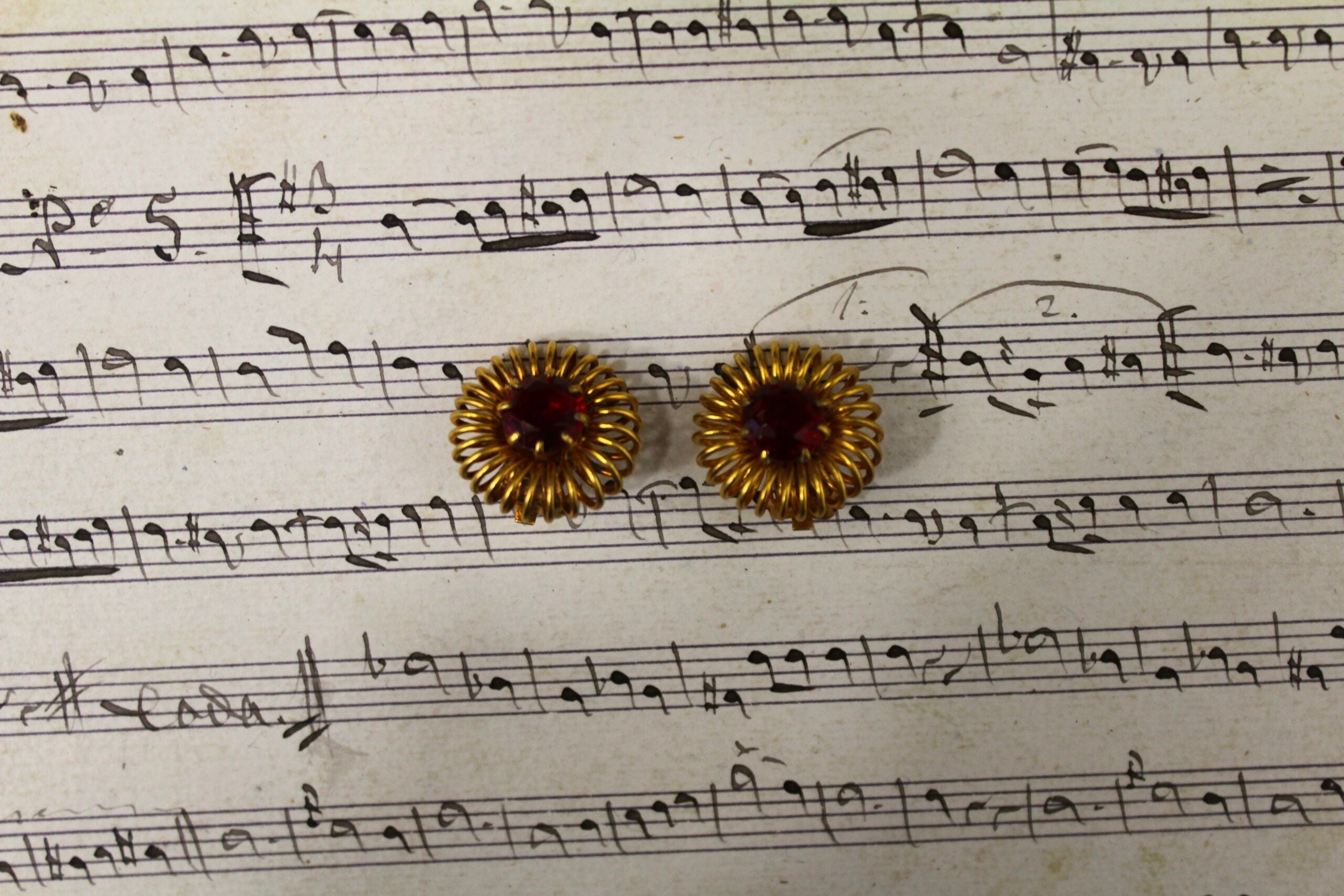 Pendientes Vintage años 80 de flor de malla y piedra roja