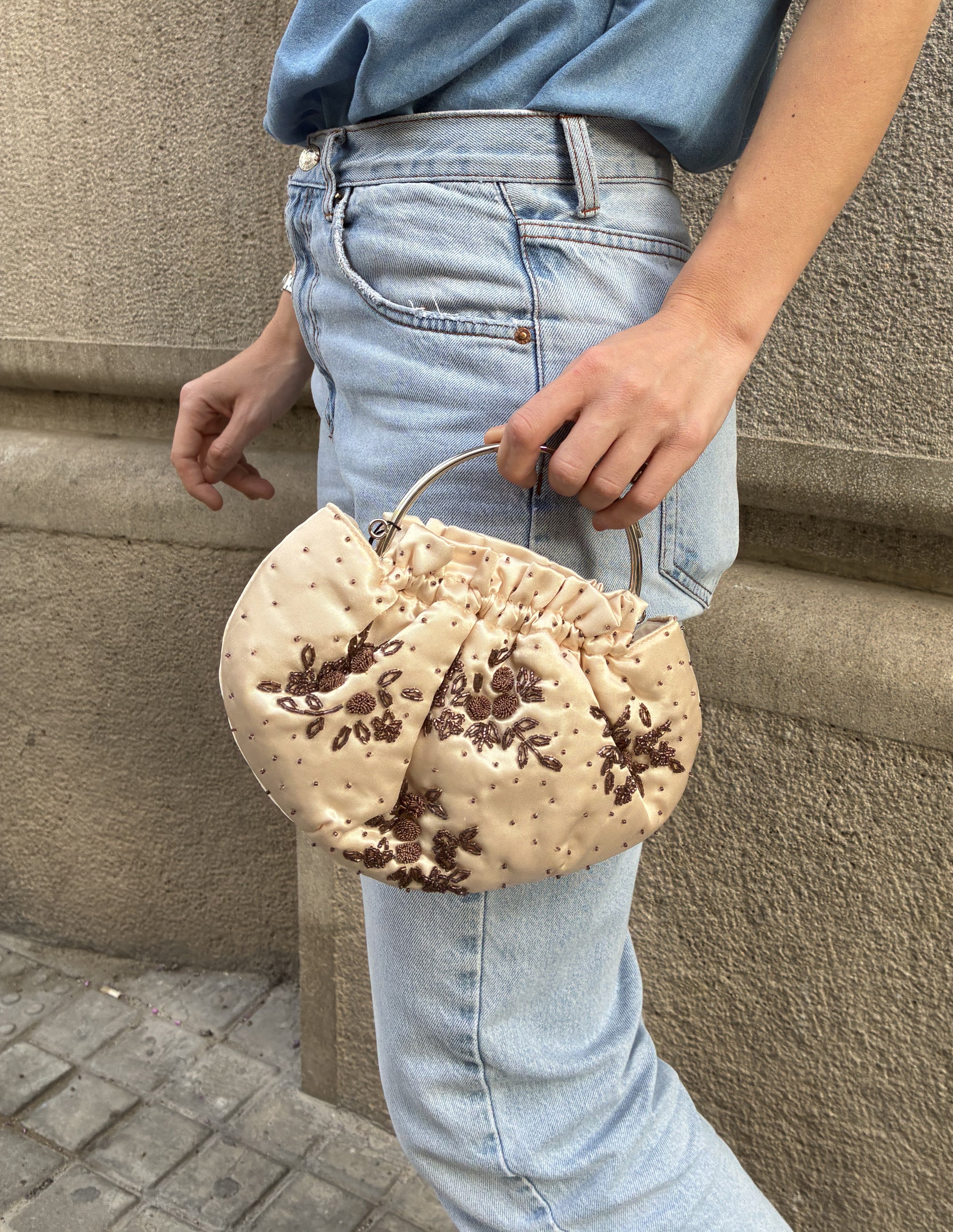 Bolsa vintage castanha estilo saco com flores vermelhas bordadas