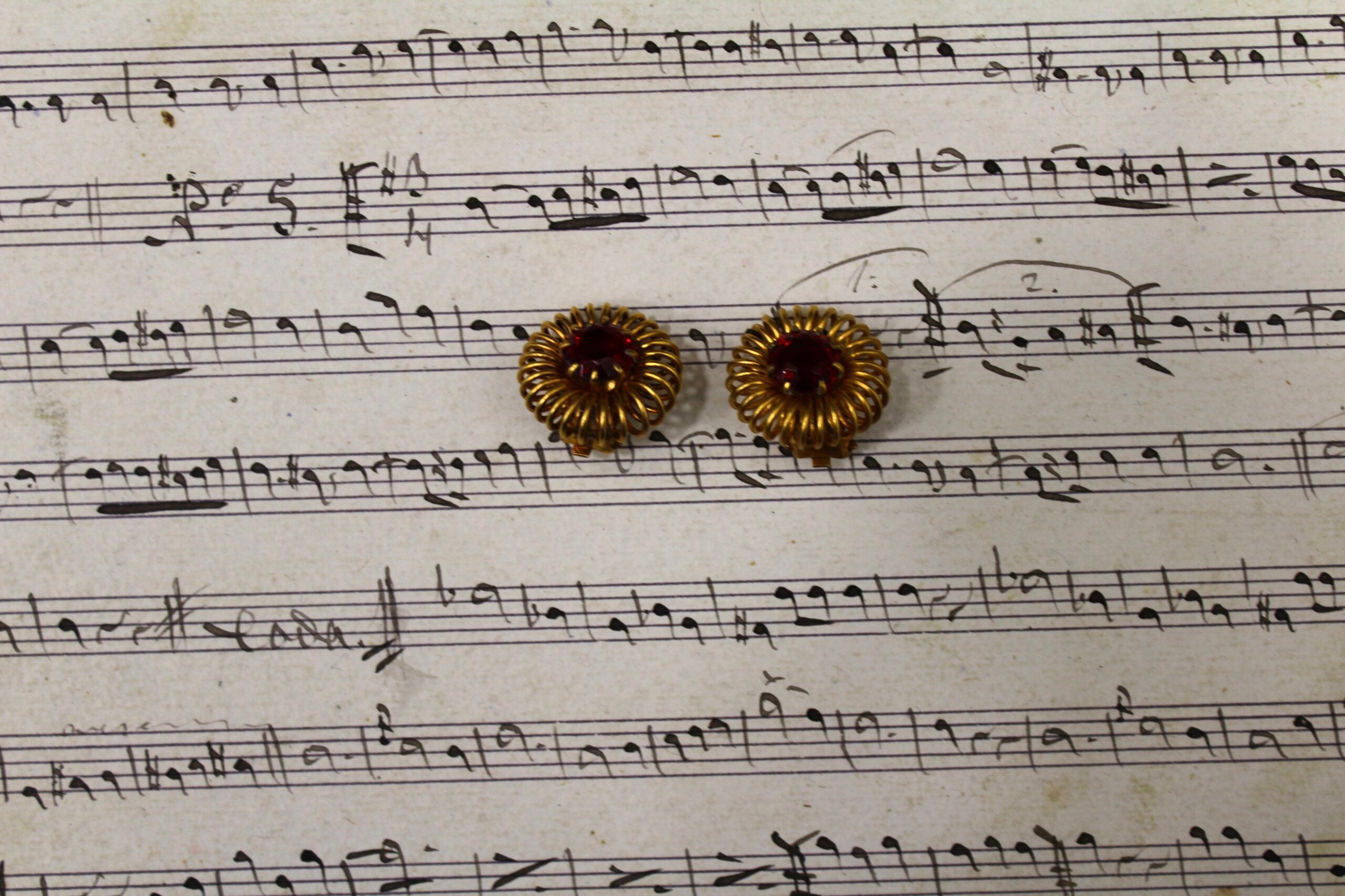 Pendientes Vintage años 80 de flor de malla y piedra roja