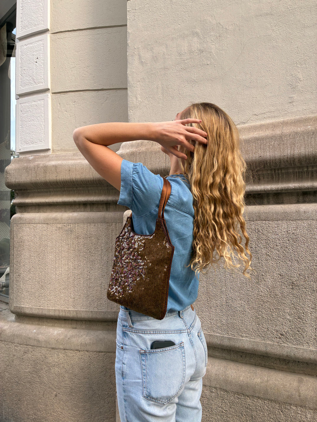 Bolsa vintage castanha estilo saco com flores vermelhas bordadas
