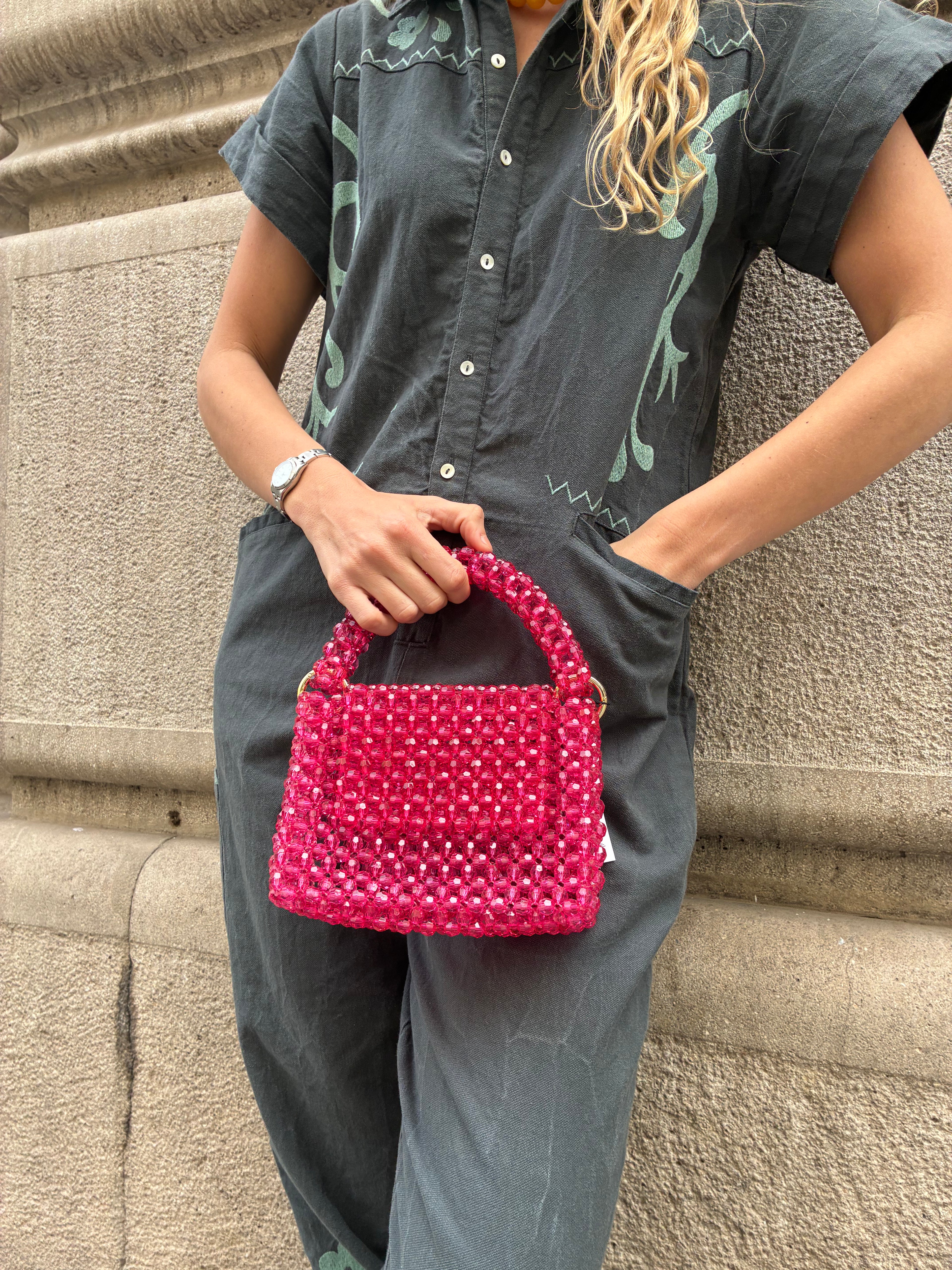 Bolsa vintage castanha estilo saco com flores vermelhas bordadas