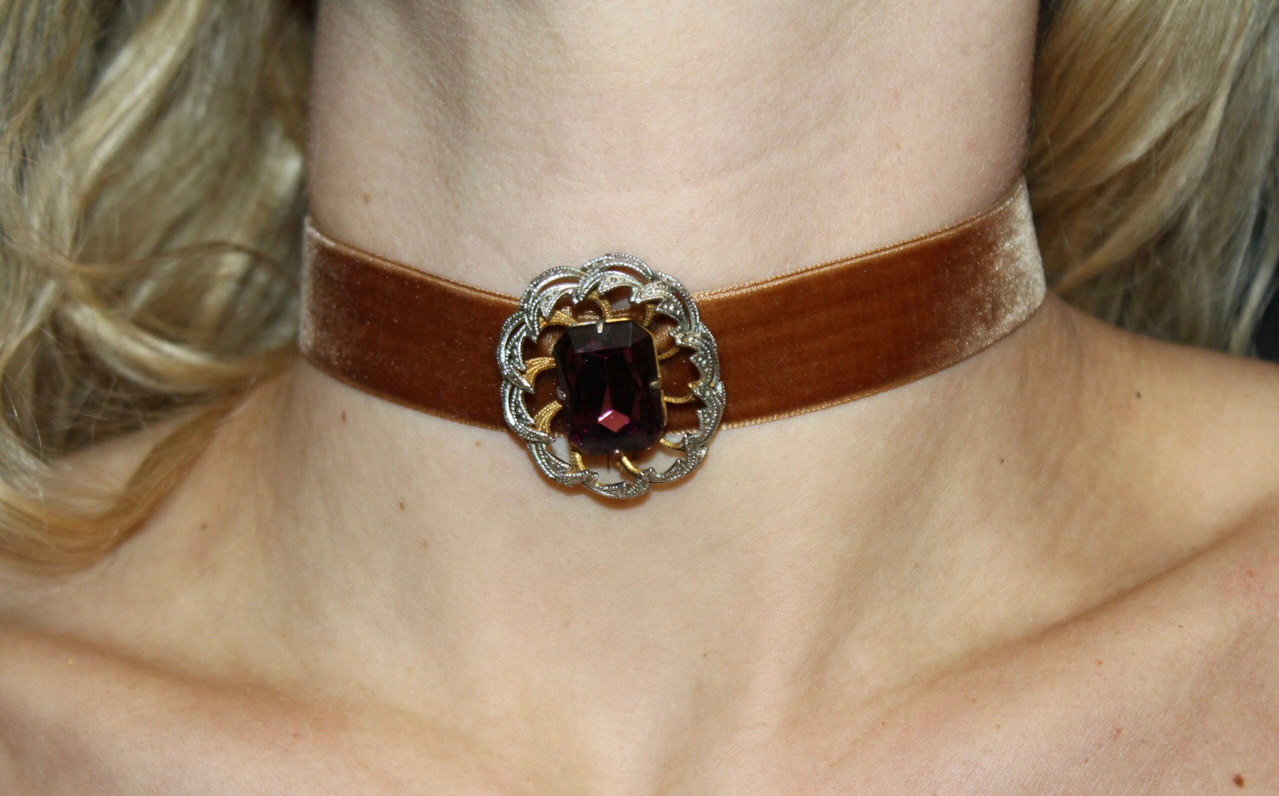 Gargantilla con broche Beatriz vintage  - Mostaza