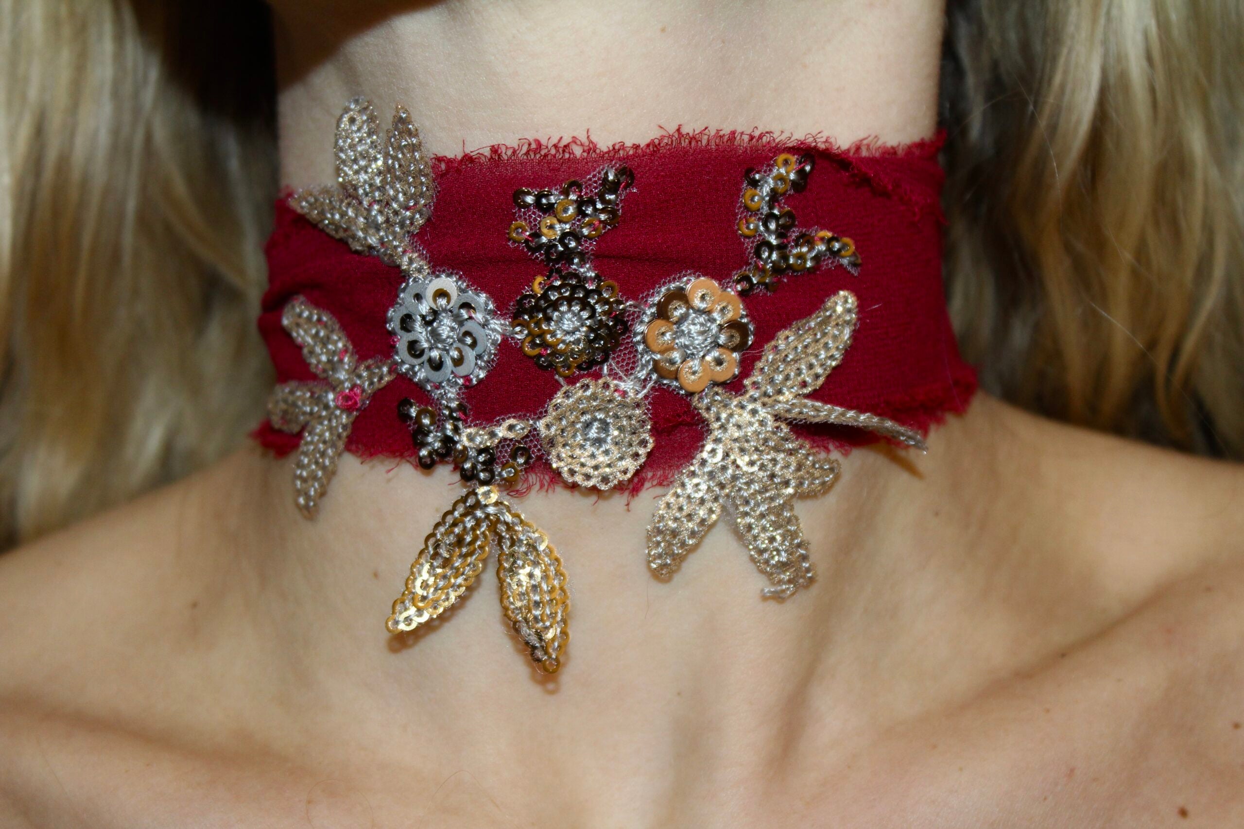 Gargantilla Chantilly granate