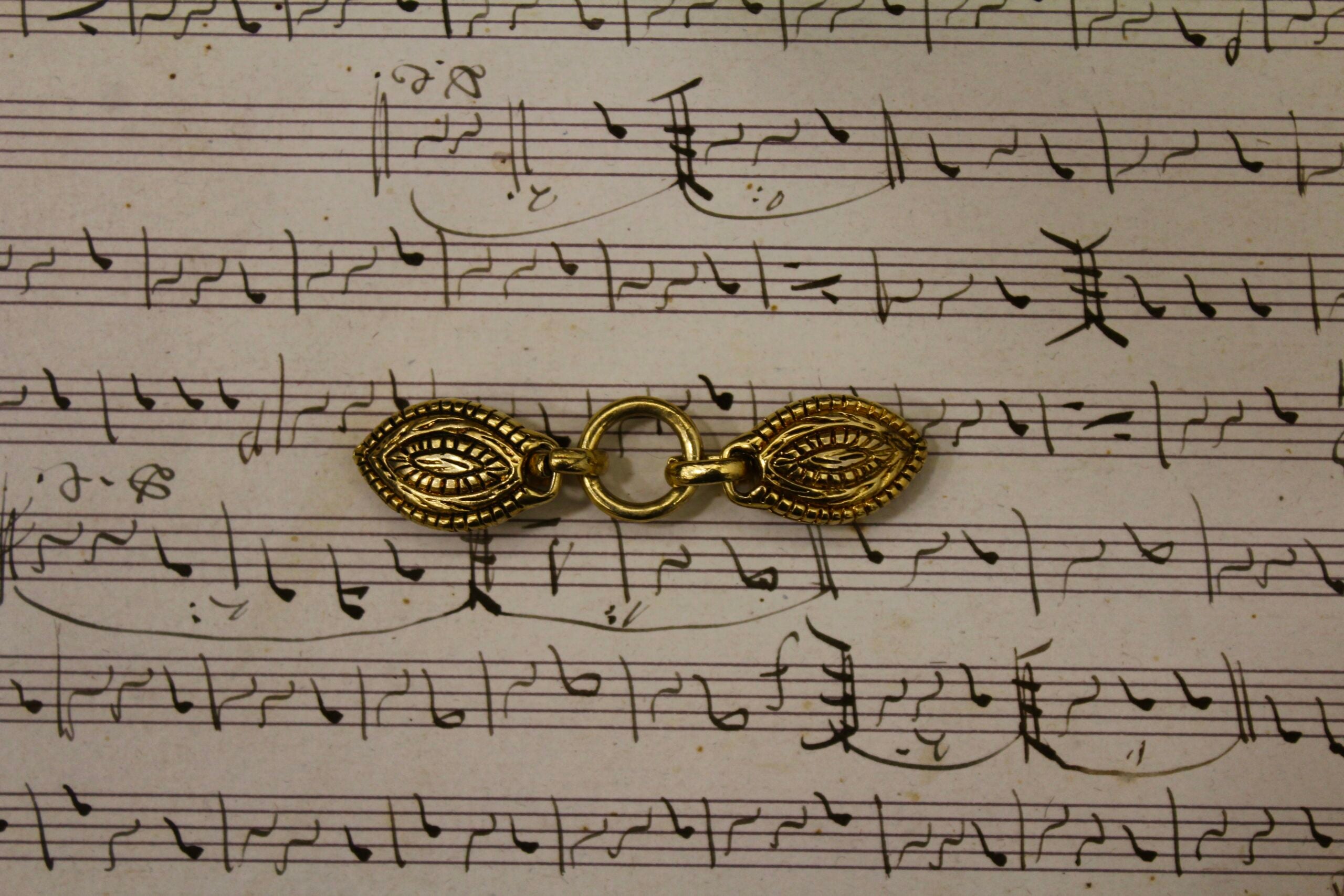 Broche sujeta capas vintage lágrimas