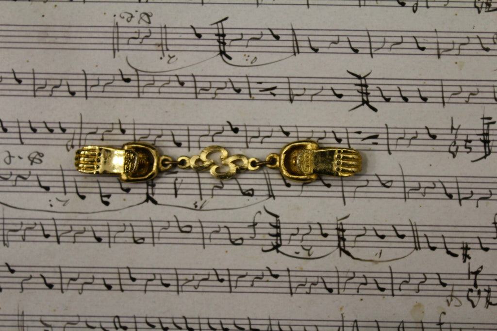 Broche sujeta capas vintage manos 04