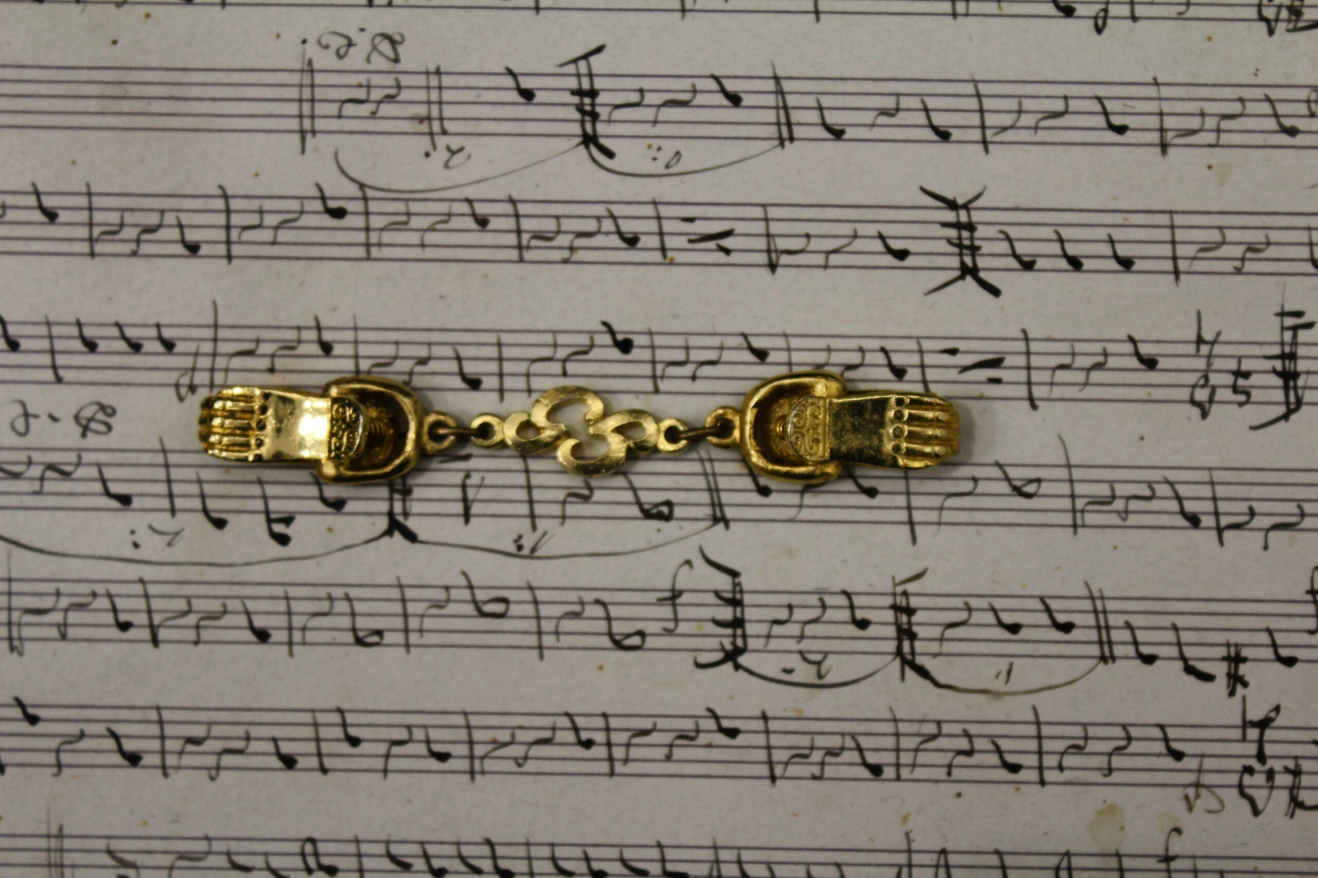 Broche sujeta capas vintage manos 04