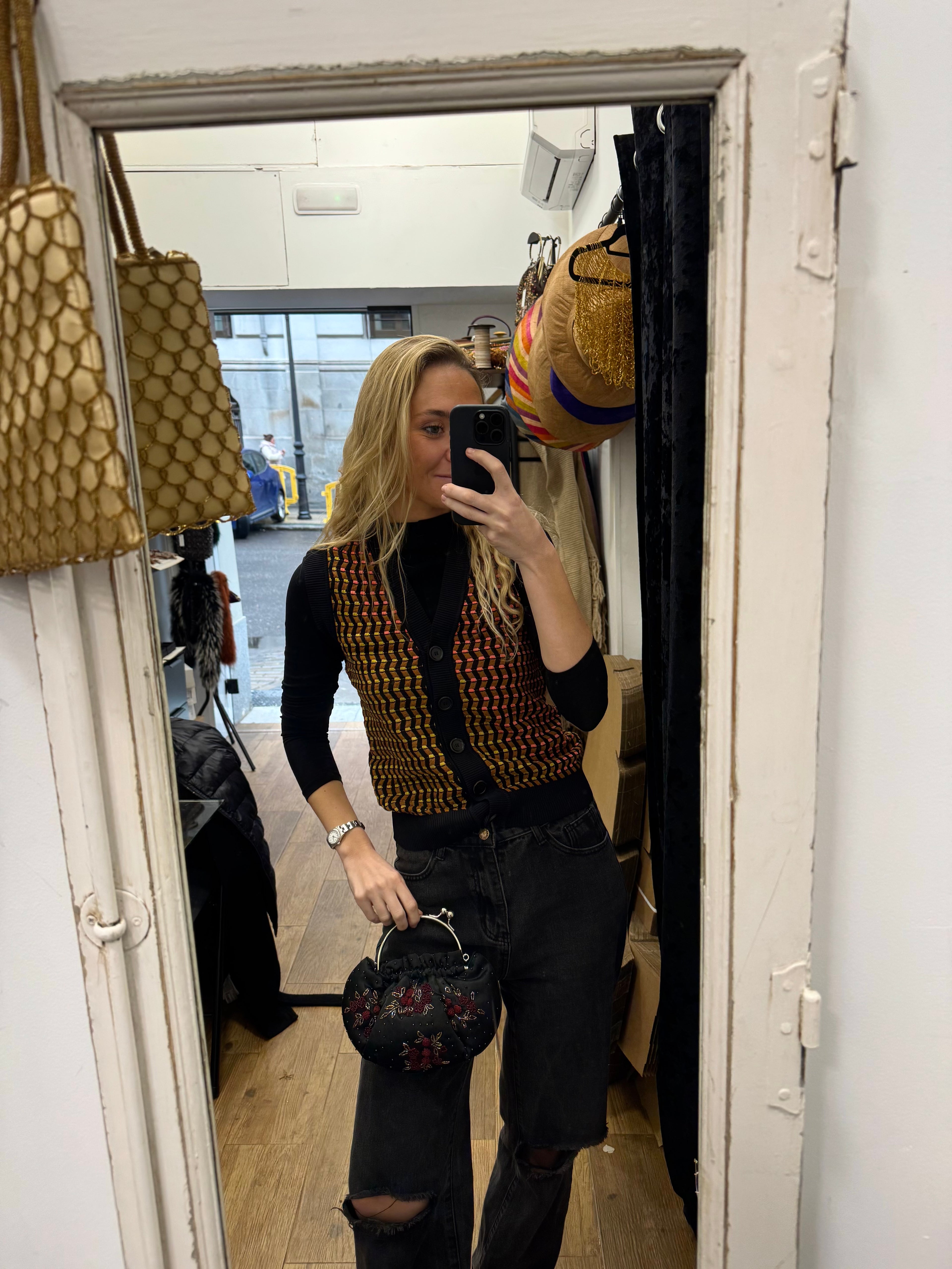 Bolso vintage bombonera negra con flores rojas y verdes