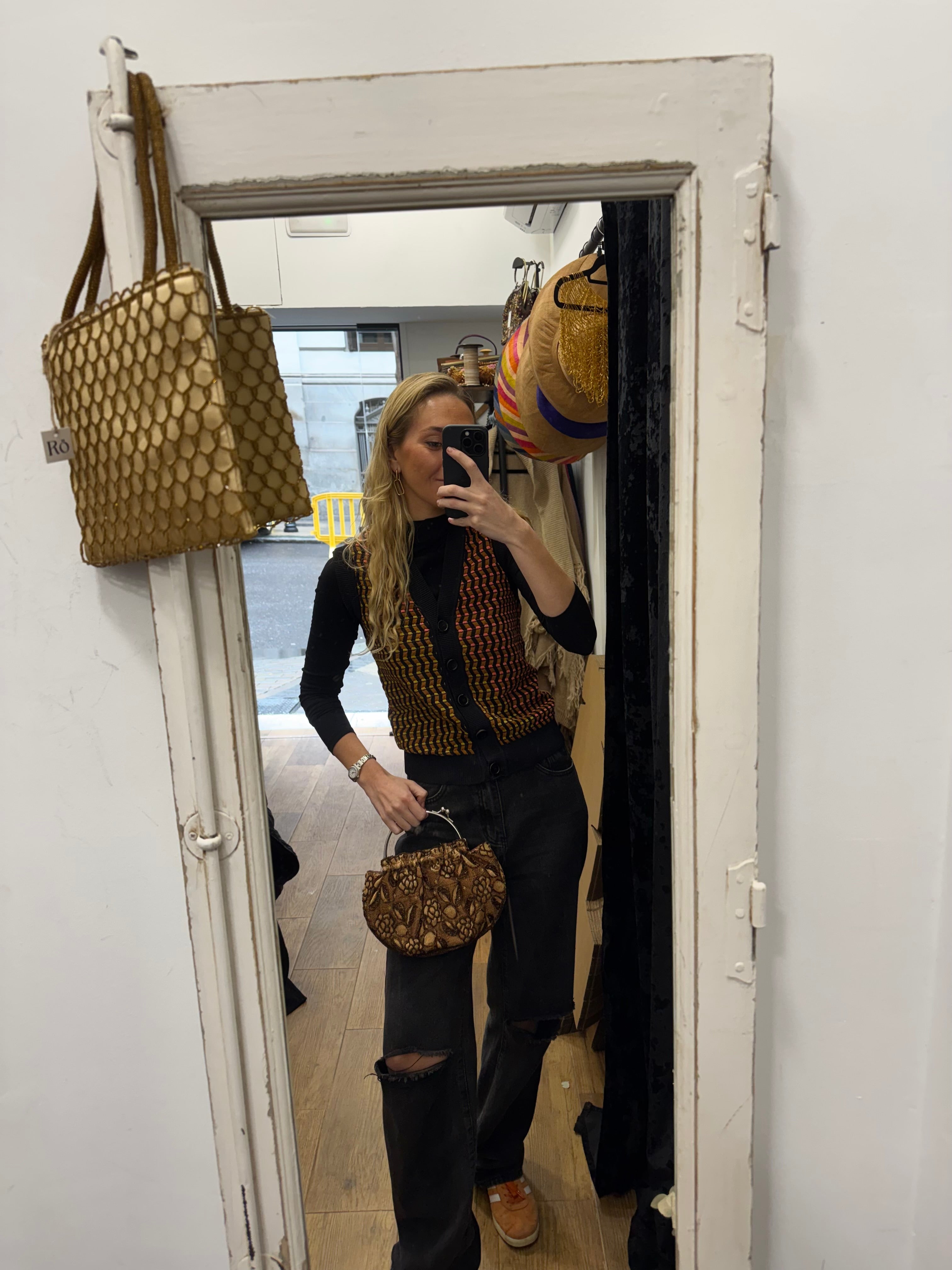 Bolso vintage bombonera marrón con flores y helechos bordados en bronce y camel