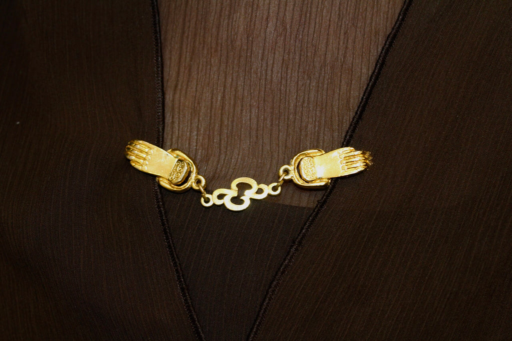 Broche sujeta capas vintage manos 04