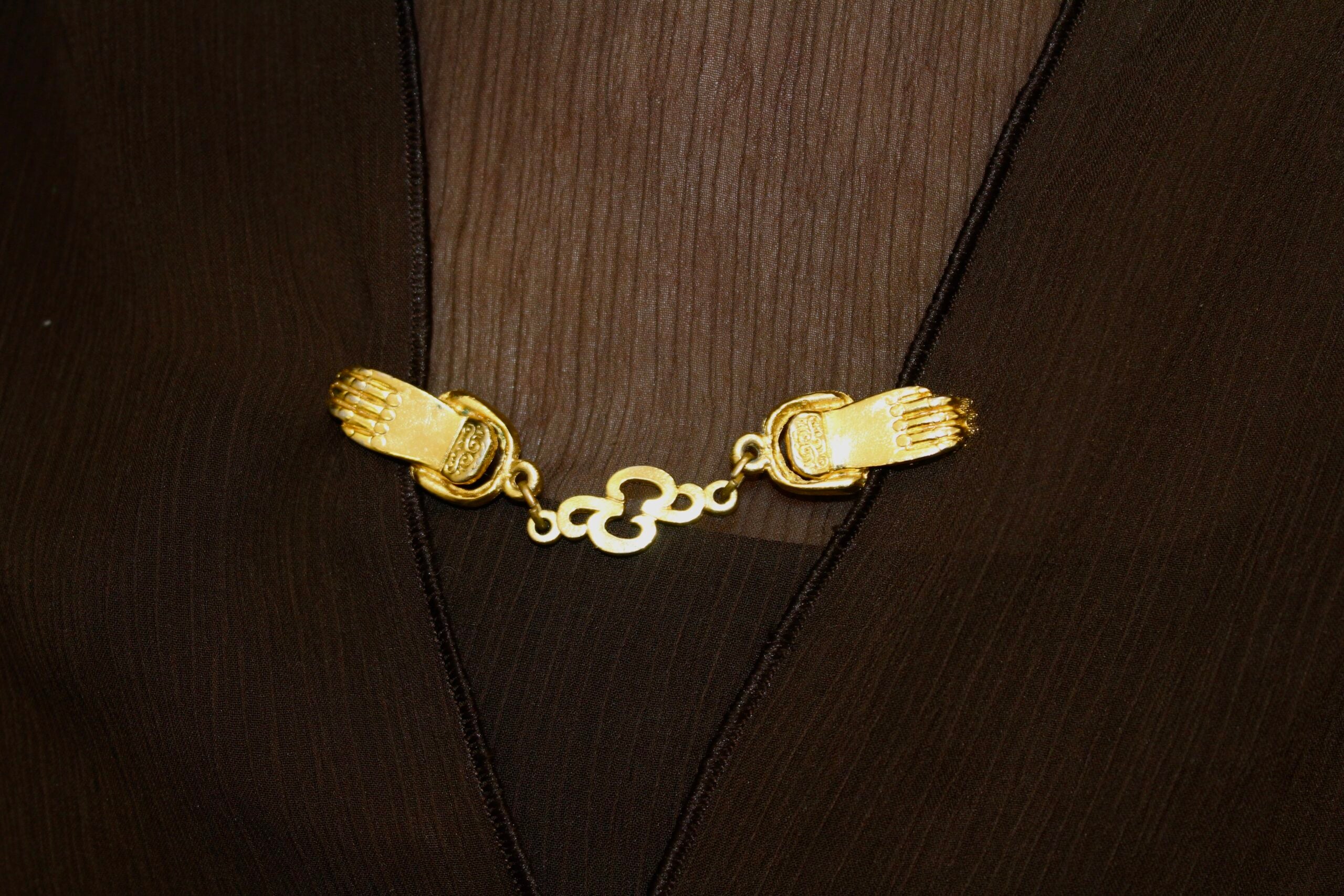 Broche sujeta capas vintage manos 04