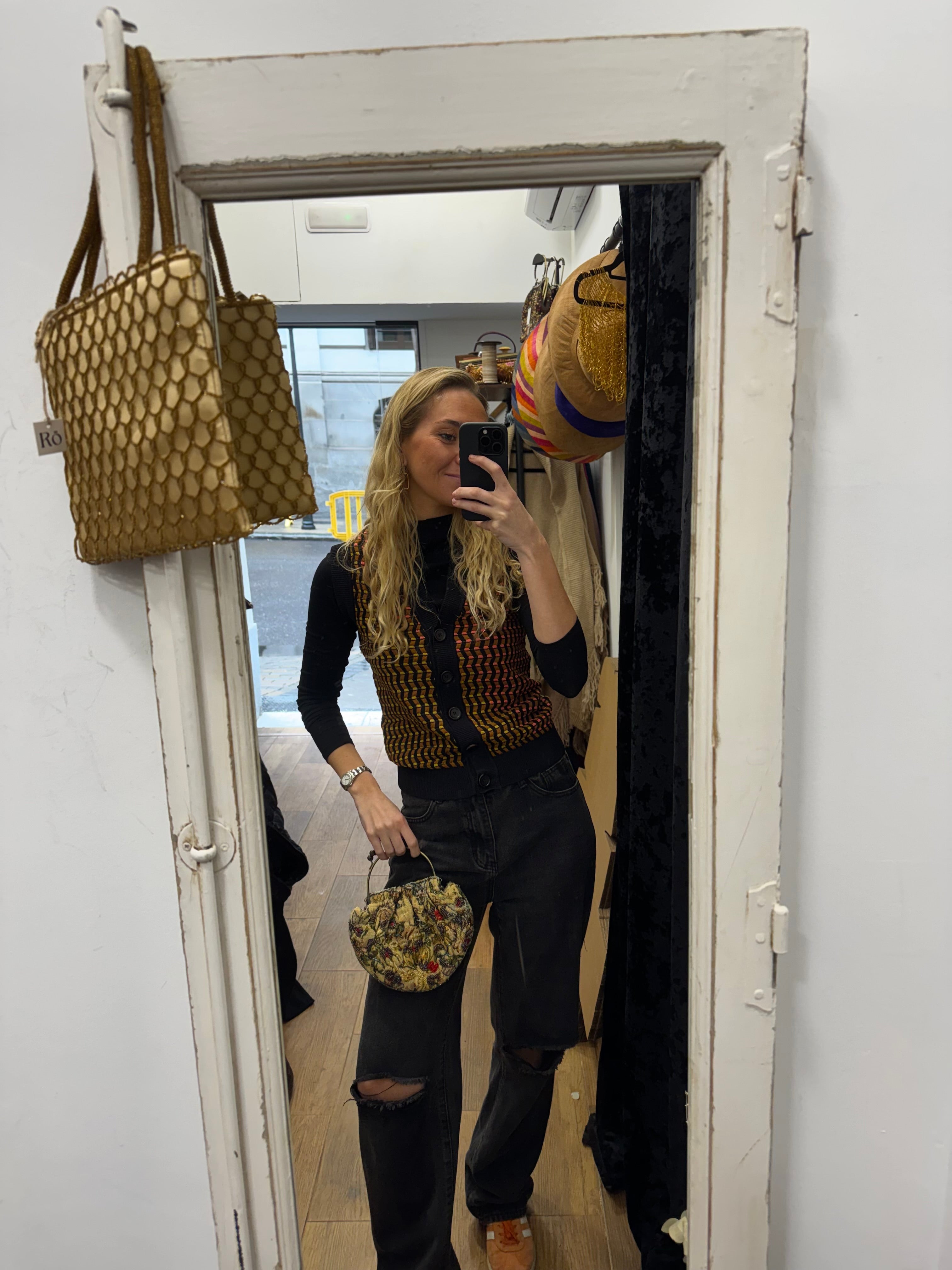 Bolso vintage bombonera beige crudo con flores bordadas en rojo, verde y azul