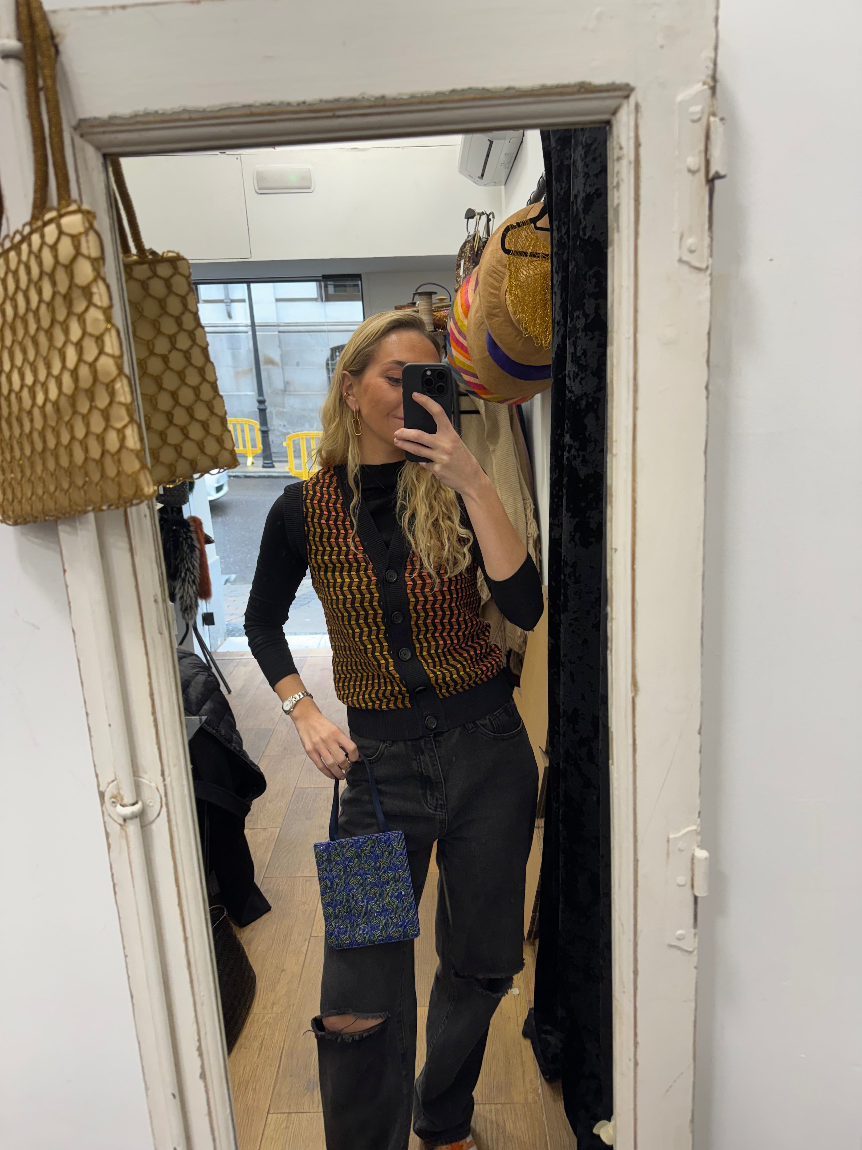 Bolsa vintage vermelha, estilo carteira, com flores bordadas.