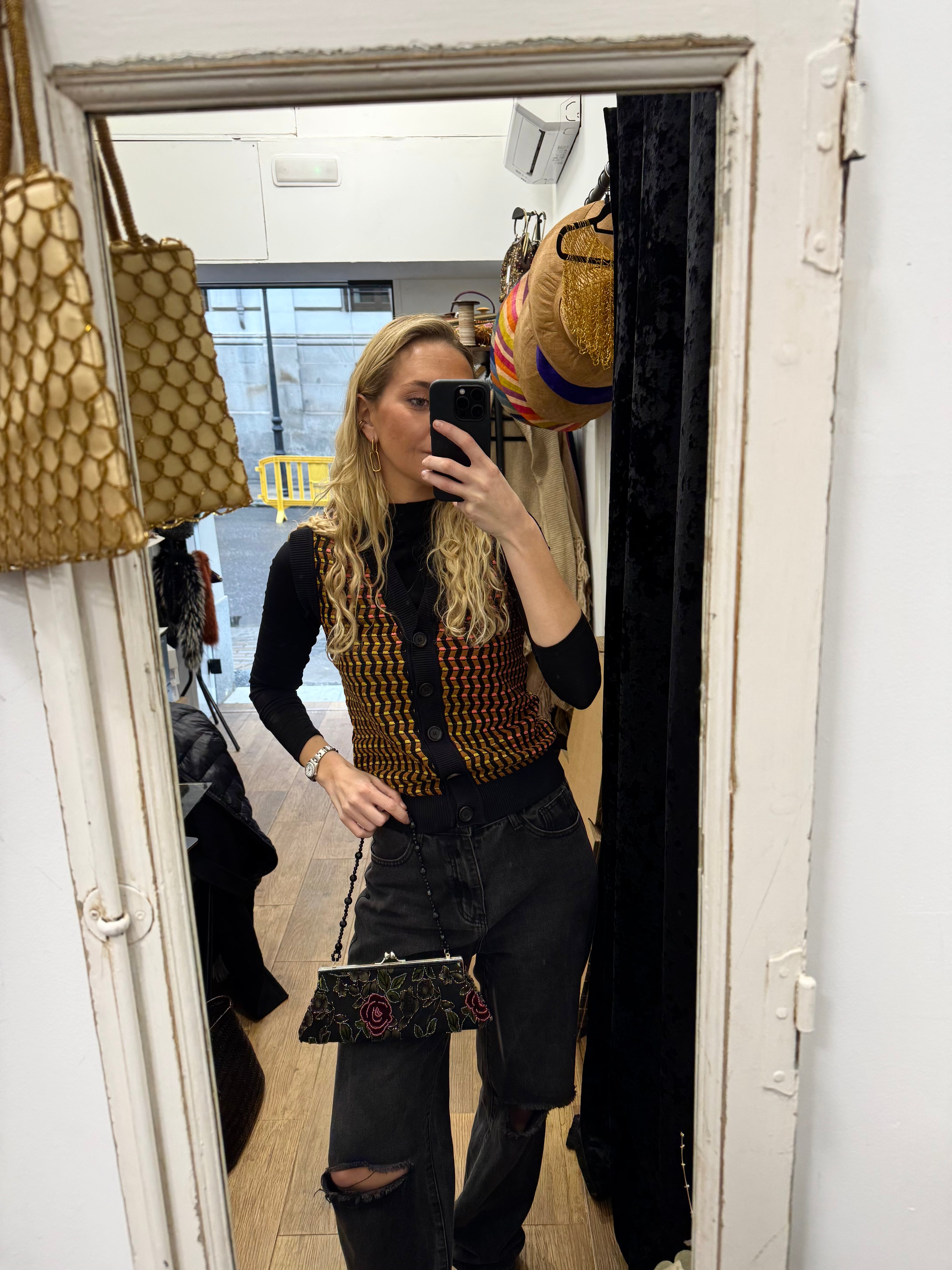 Bolso vintage negro tipo clutch con asa de abalorios y flores rojas bordadas