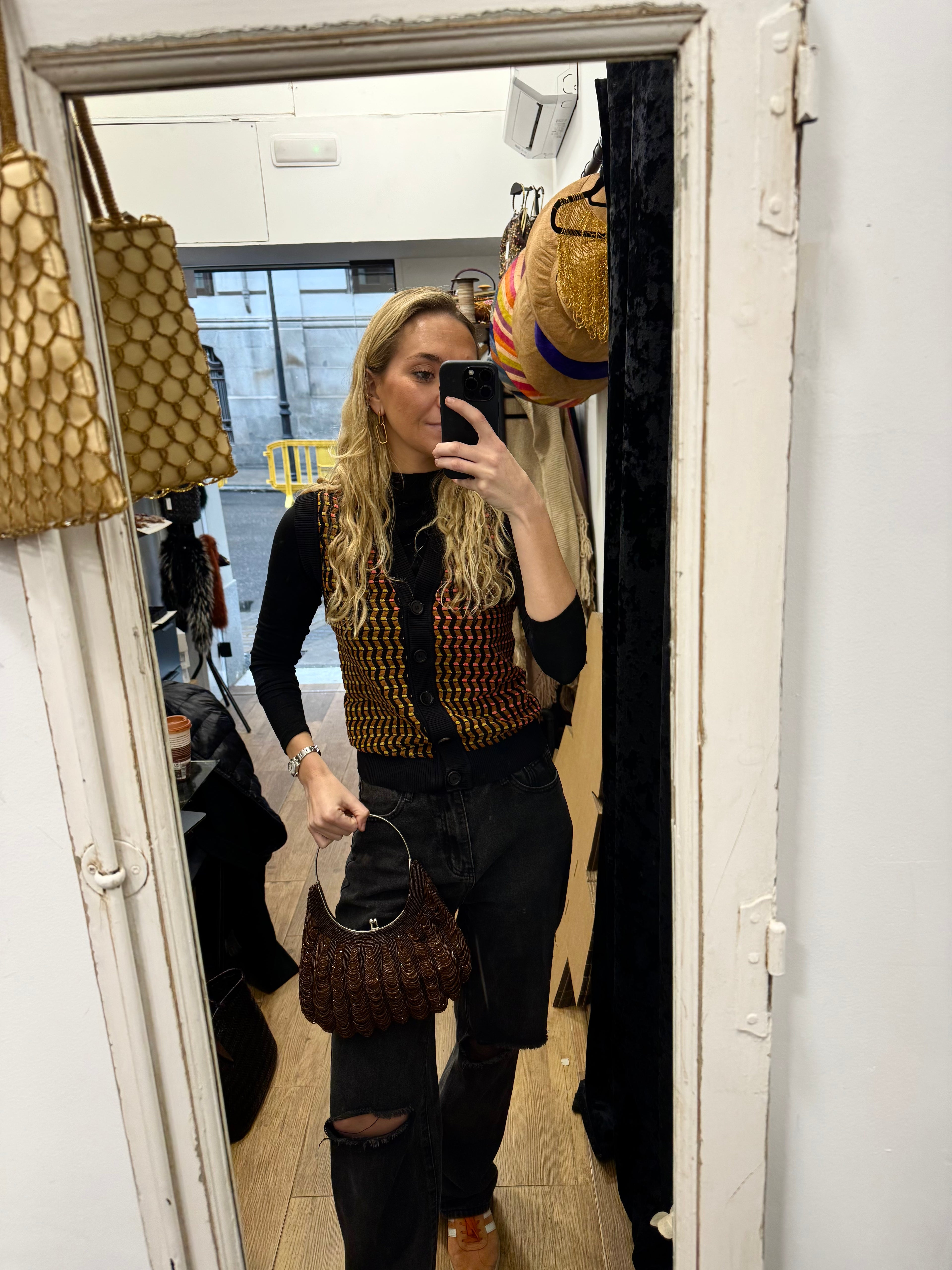 Bolso vintage de asa metálica marrón rematado en flecos en ondas de cuentas tipo años 20