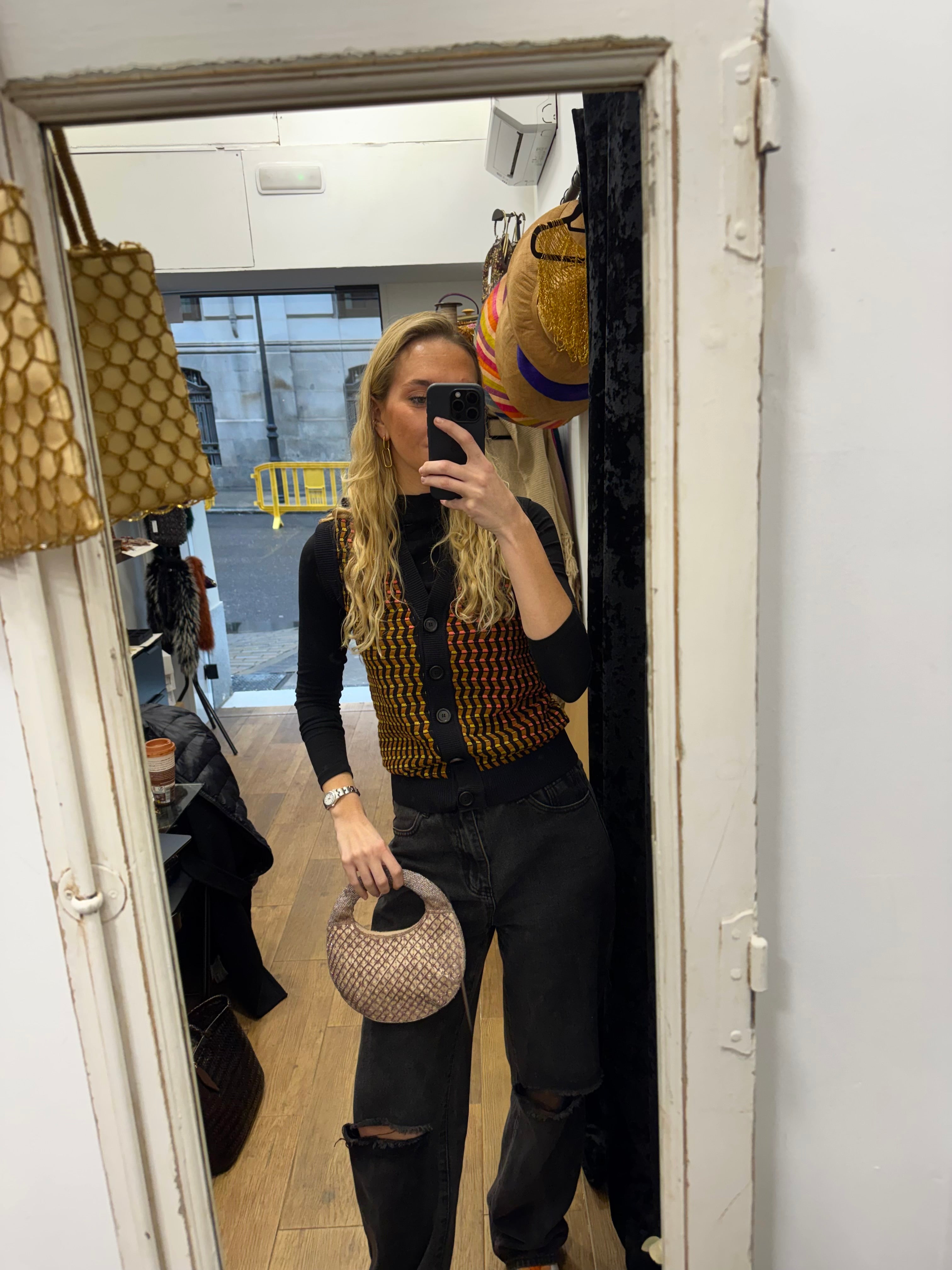 Bolso vintage crudo de forma redonda con patrones geométricos bordados con cuentas malva