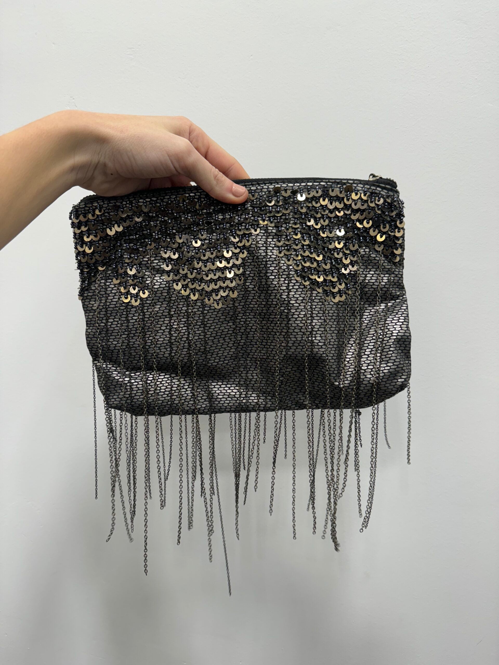 Bolsa vintage prateada, estilo carteira, com correntes boho.