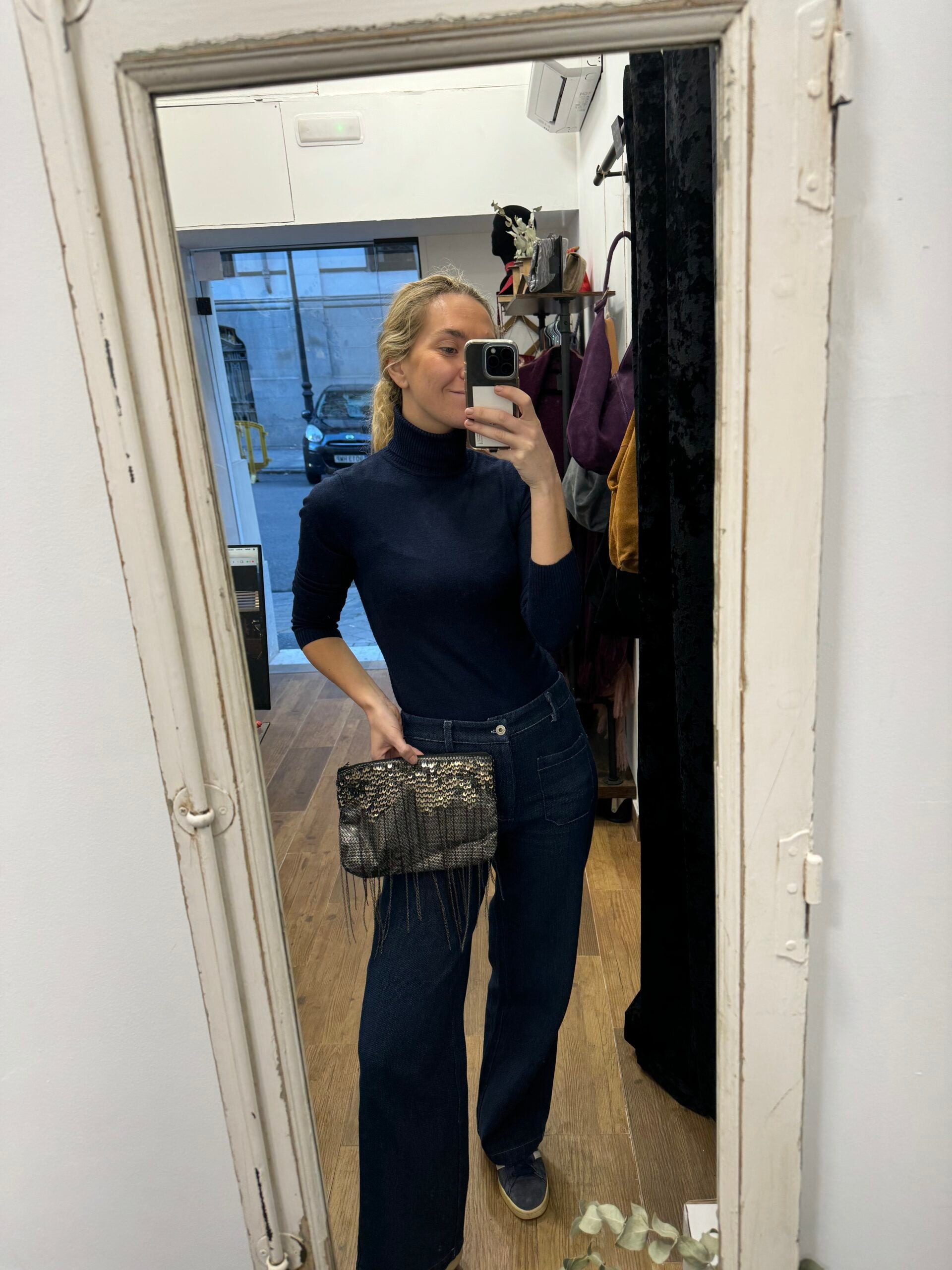 Bolsa vintage prateada, estilo carteira, com correntes boho.