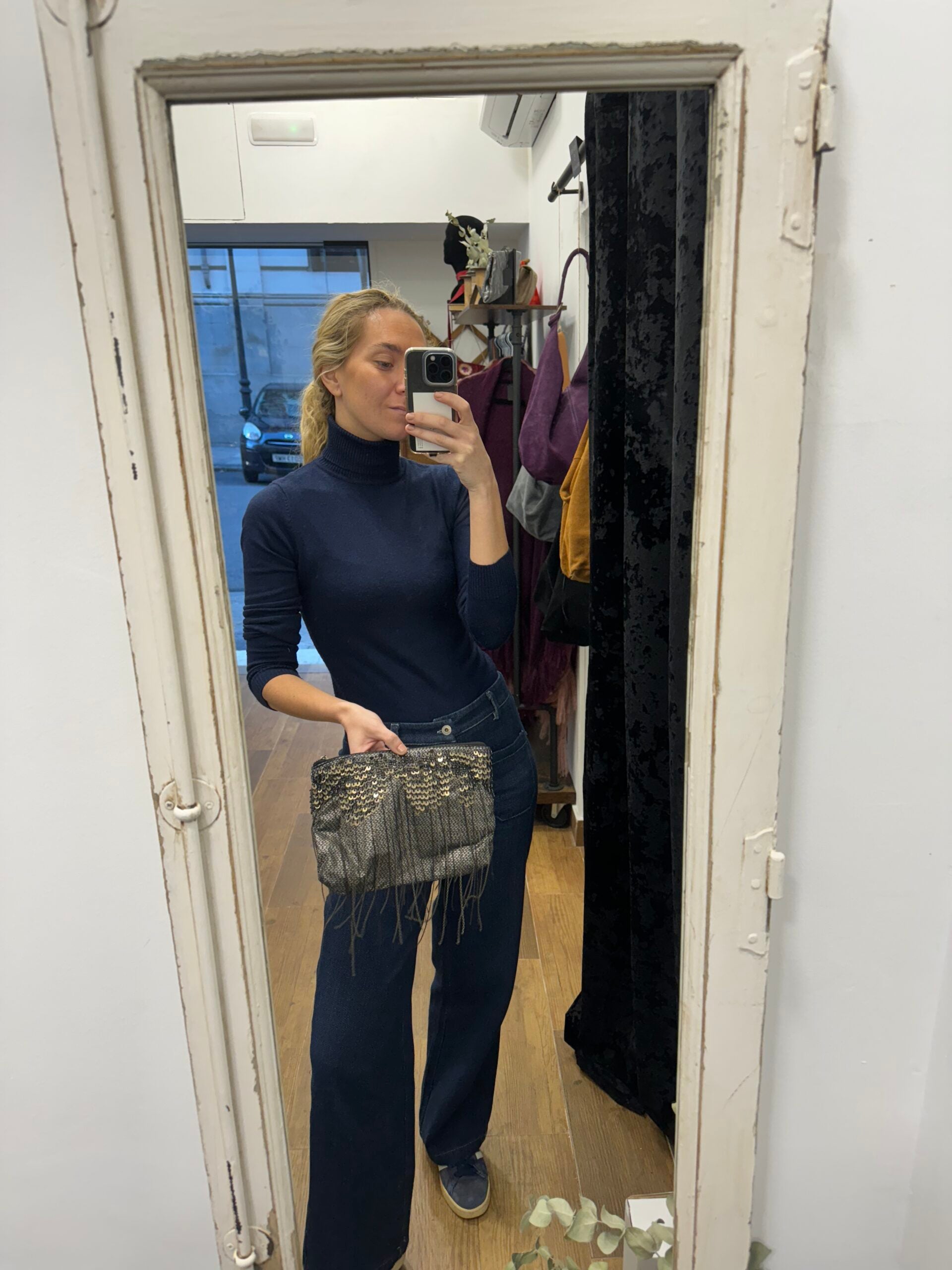 Bolsa vintage prateada, estilo carteira, com correntes boho.