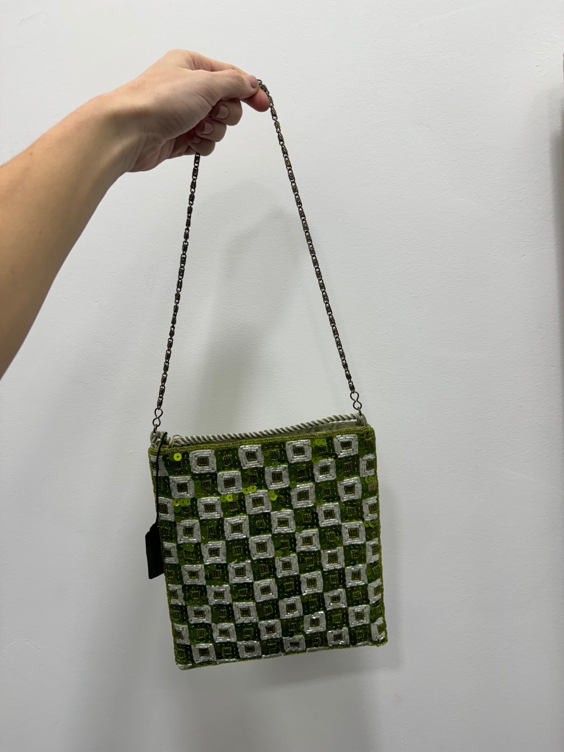 Bolsa vintage verde estilo saco com bordado geométrico de lantejoulas