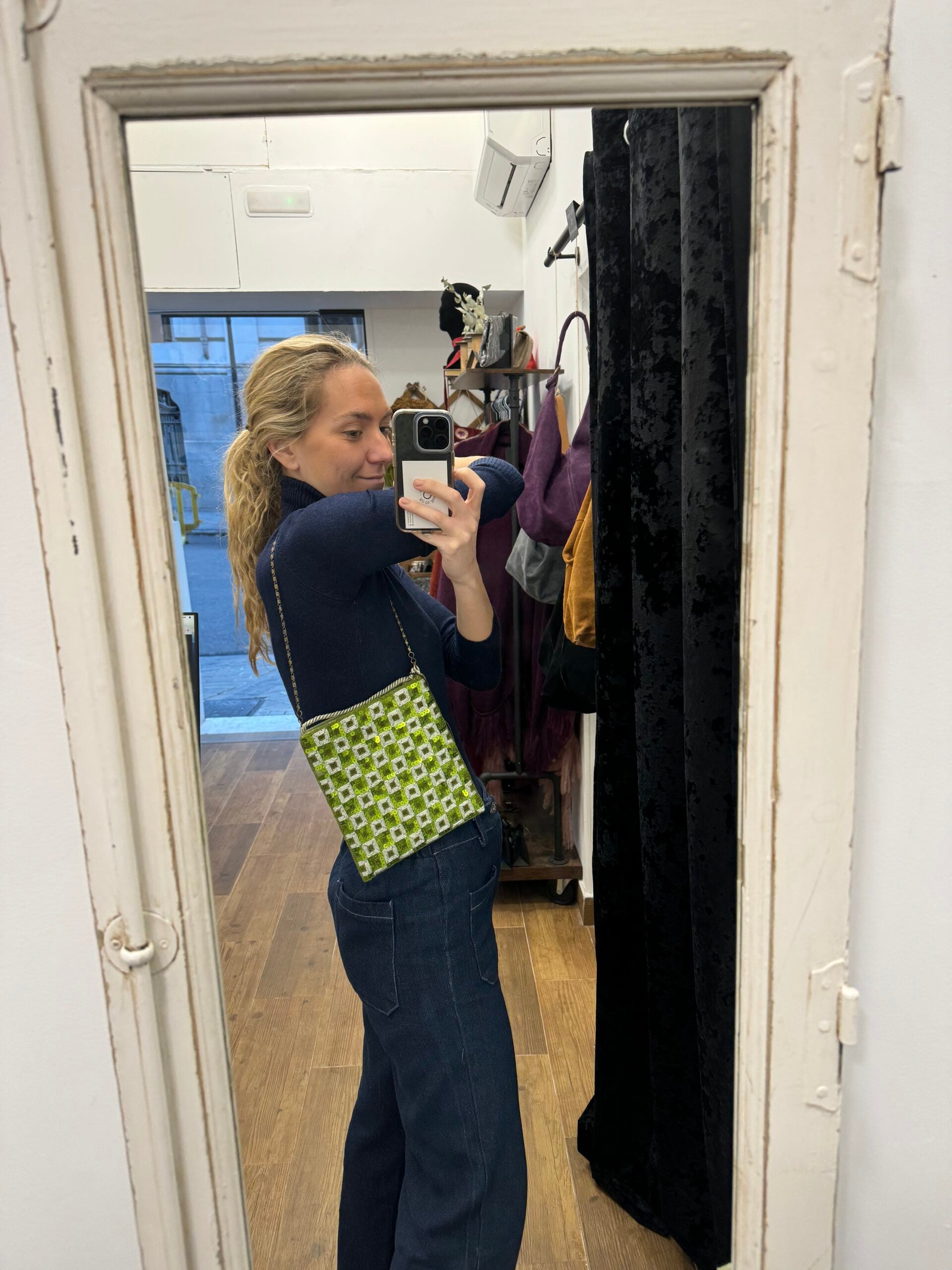 Bolsa vintage verde estilo saco com bordado geométrico de lantejoulas