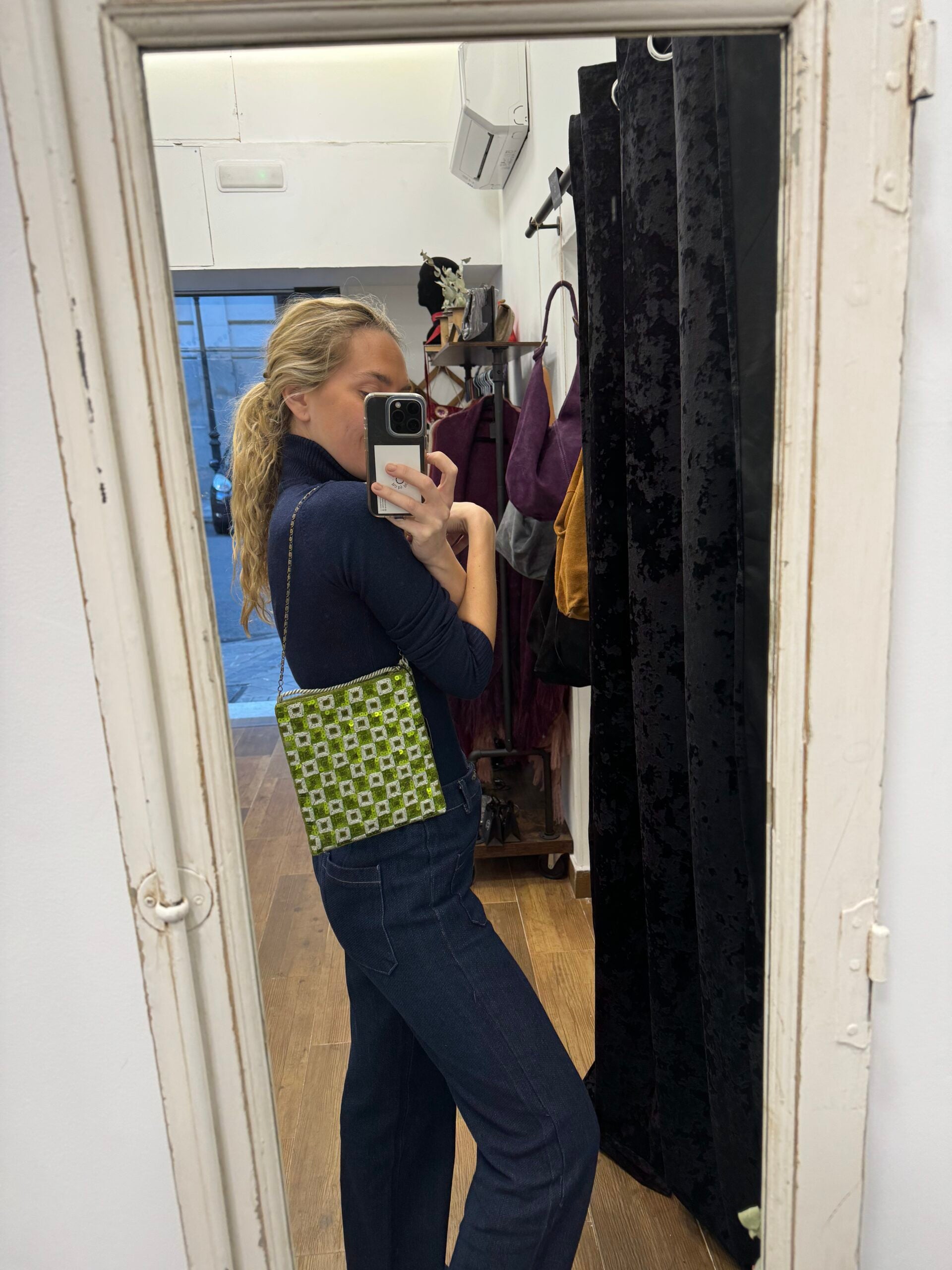 Bolsa vintage verde estilo saco com bordado geométrico de lantejoulas