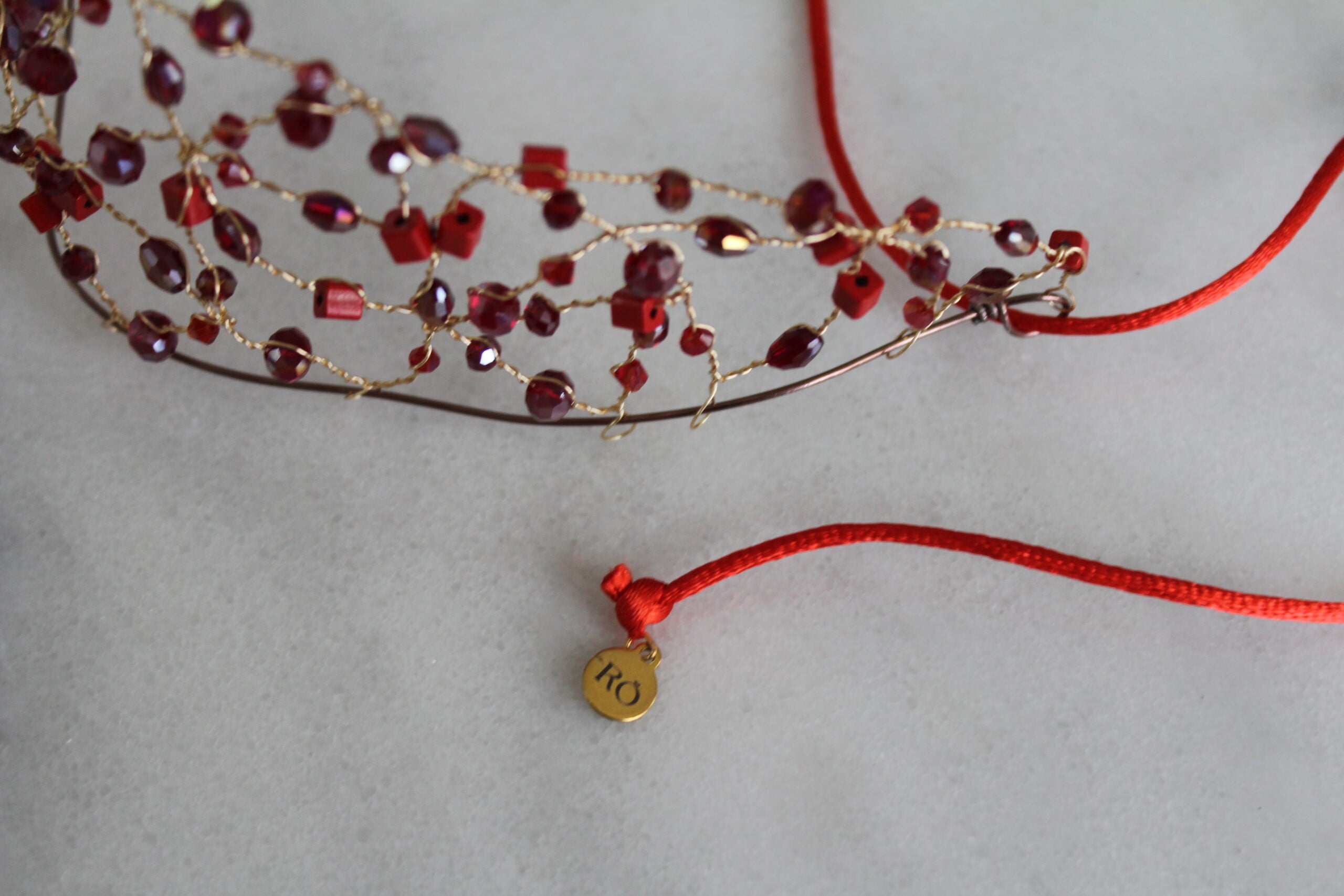 Gargantilha vermelha Meribel