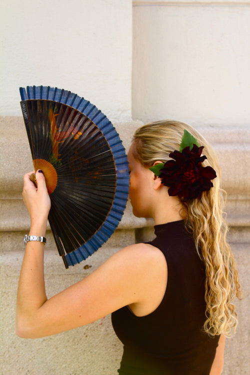 Abanico vintage español negro de madera con motivos asiáticos