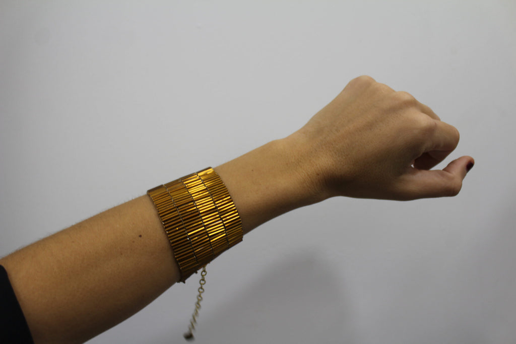 Pulseira dourada brilhante