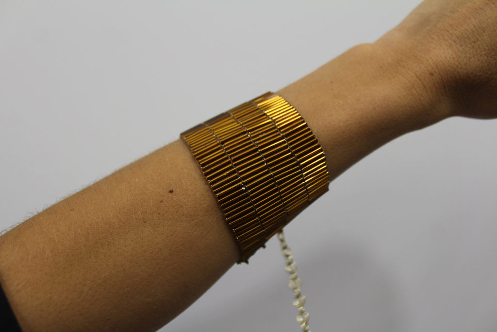 Pulseira dourada brilhante